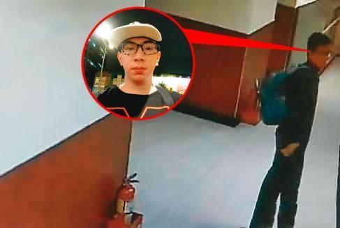 張子彥溜進台大醫學院女廁,放置藏有針孔錄影機的馬桶吸把,過程全被監視器拍下。(翻攝畫面)