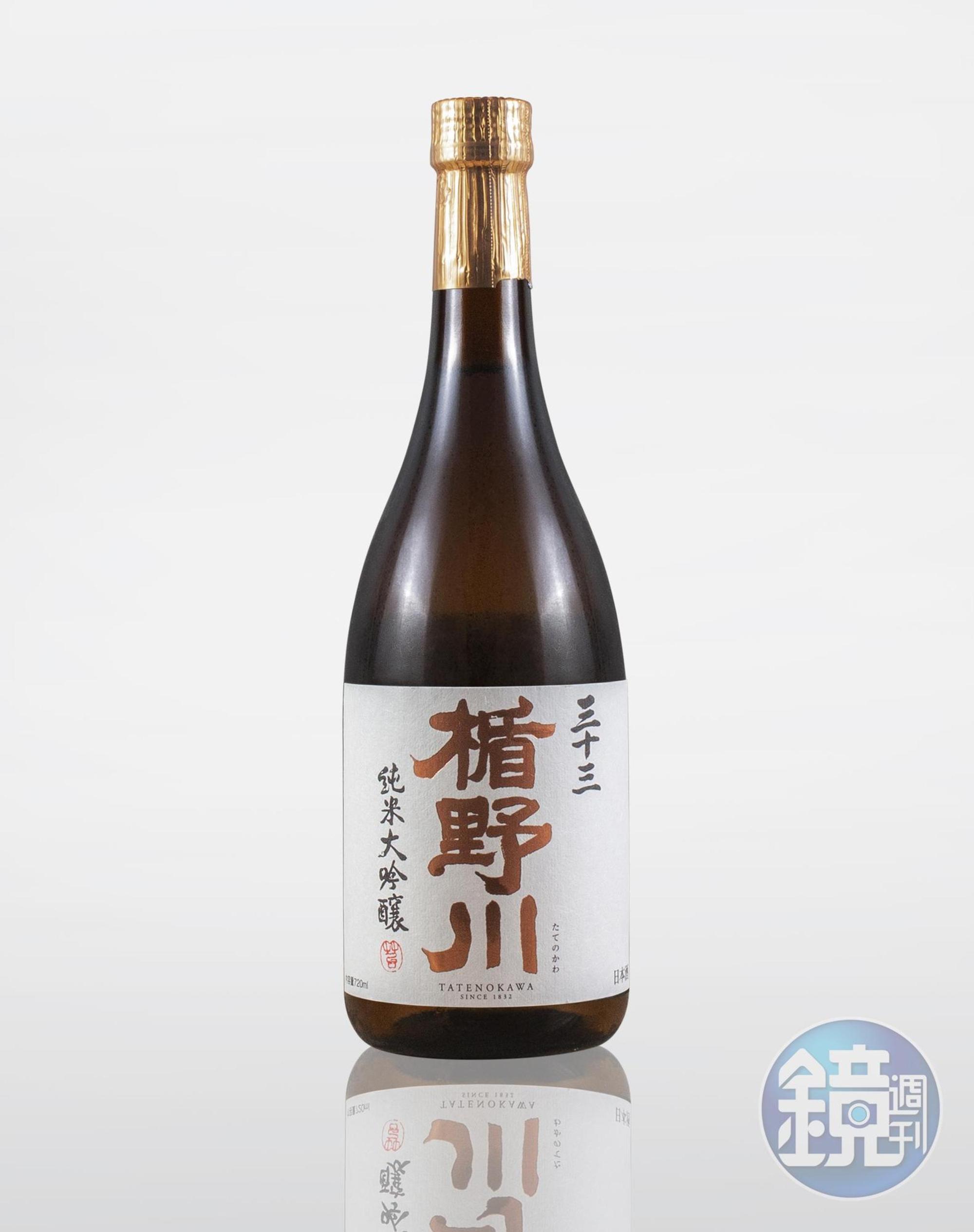 「楯野川 出羽燦燦 三十三純米大吟醸」與日式料理或清爽的海鮮料理一同享用相當合拍。(2, 250元/720ml)(吉力酒藏日本專營地酒提供)