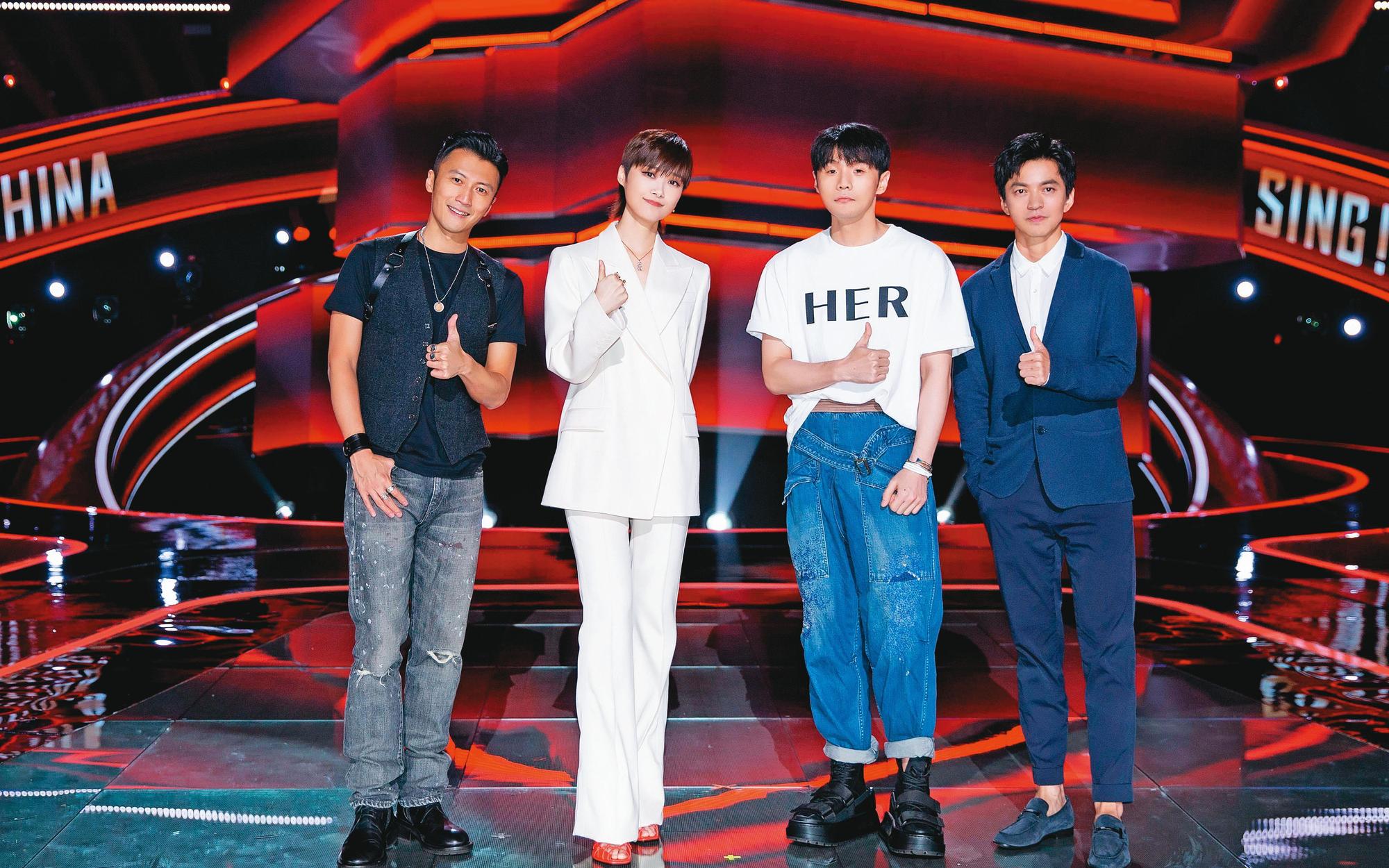 去年《中國好聲音》找來謝霆鋒（左起）、李宇春、李榮浩與李健擔任節目導師。（翻攝自《中國好聲音》微博）
