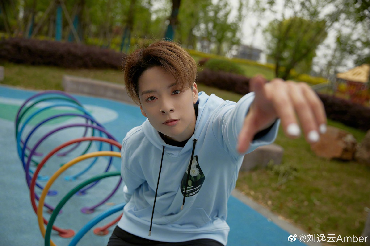 Amber(劉逸雲)擔任《創造營2021》不僅替節目帶來討論聲量,也讓自己在大陸演藝事業一飛沖天。(翻攝自劉逸雲微博)