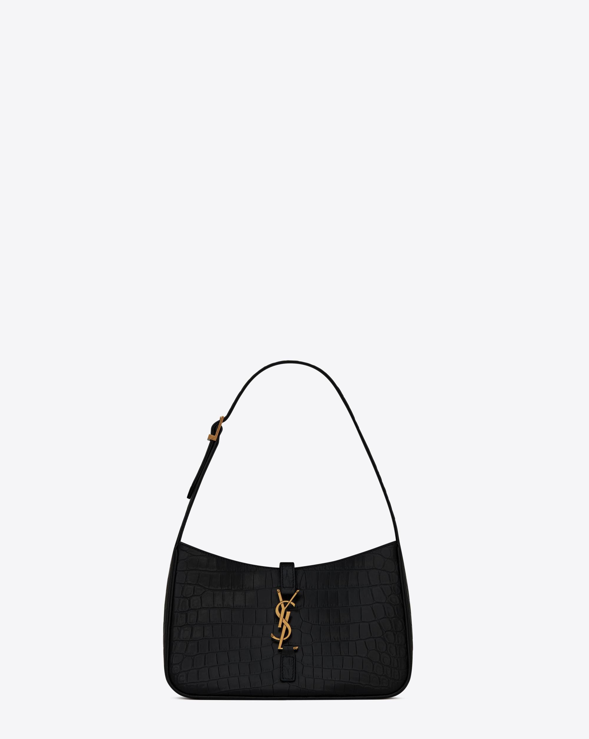 LE 5 À 7黑色鱷魚紋壓花復古腋下包。NT$59,200。(SAINT LAURENT提供)