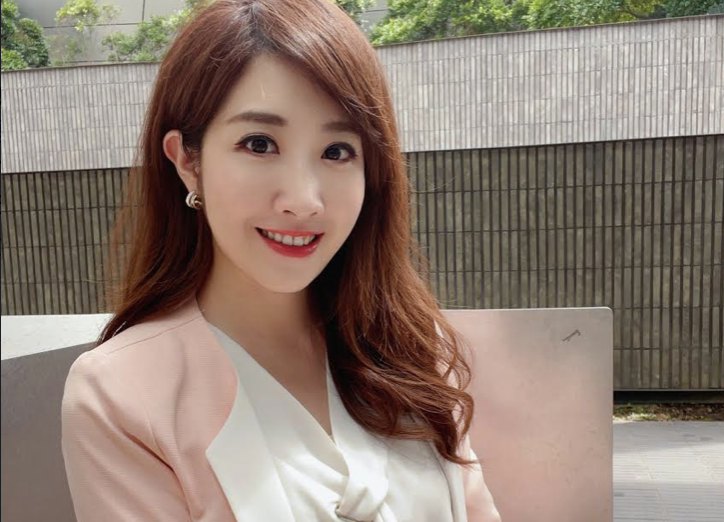 前主播黃若薇透露多年來一直備受失眠之苦，長期的肌肉僵硬外，也要去看身心科。(完美國際提供)