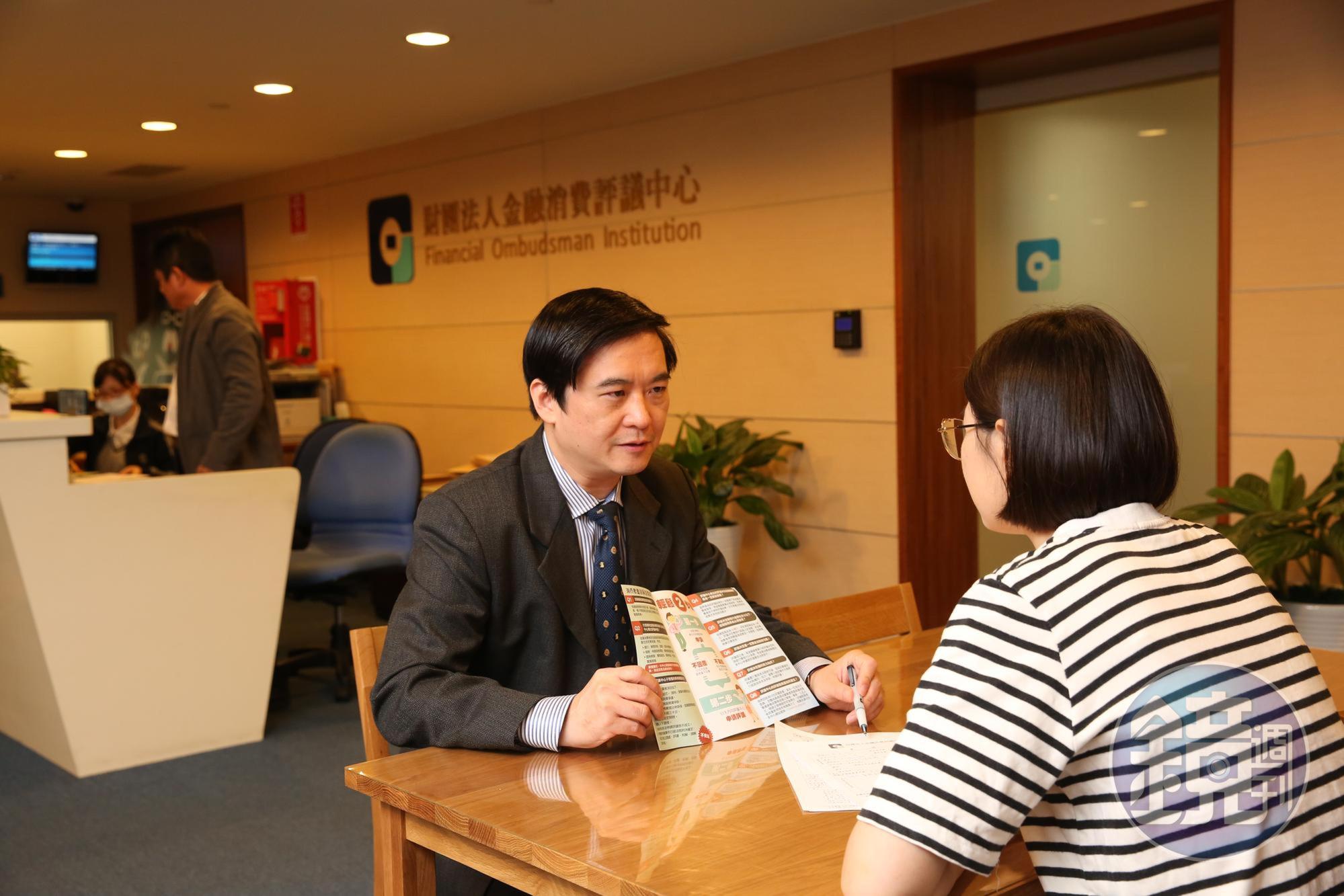 許多民眾欲申請「紓困4.0」而撥打專線諮詢，另一號碼相近的單位卻因此接到不少誤撥電話。（本刊資料照）