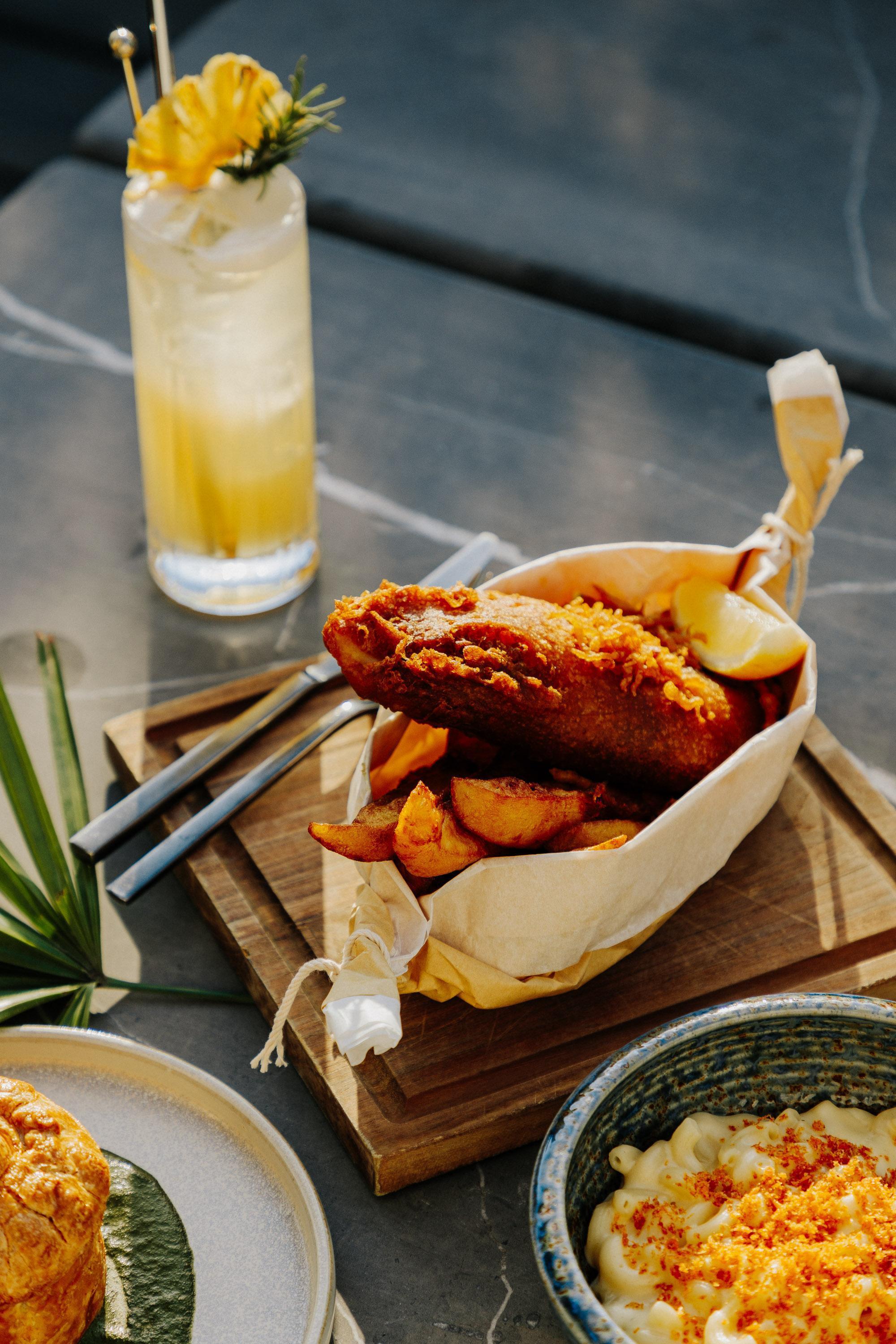 The Tavernist餐廳外帶餐點「英倫炸魚薯條與豌豆泥 」。(Foodie Amber提供)