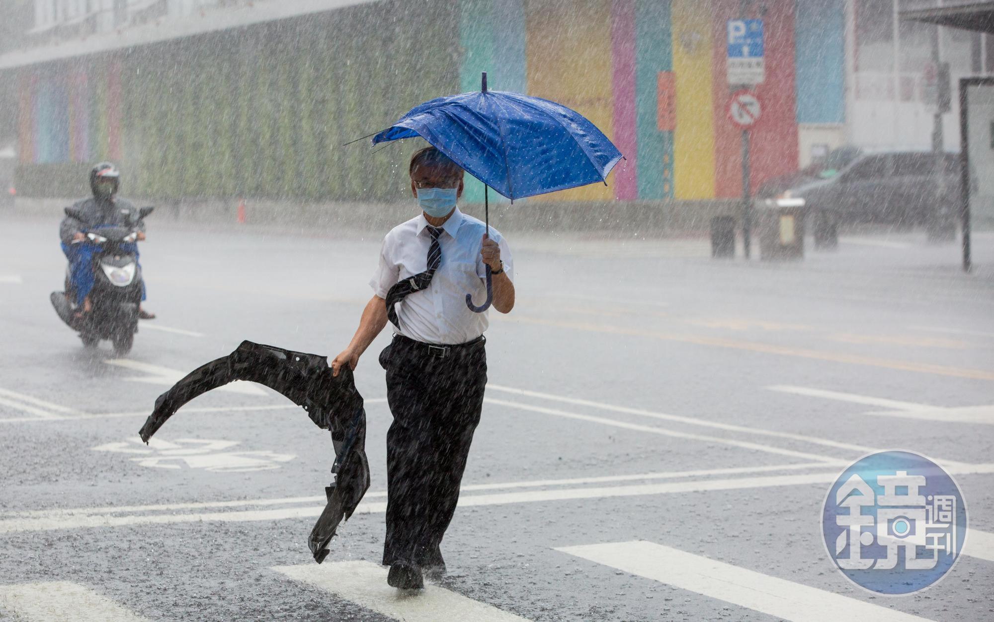 中央氣象局對南高屏發布大豪雨特報,提醒民眾多加留意。(本刊資料照)