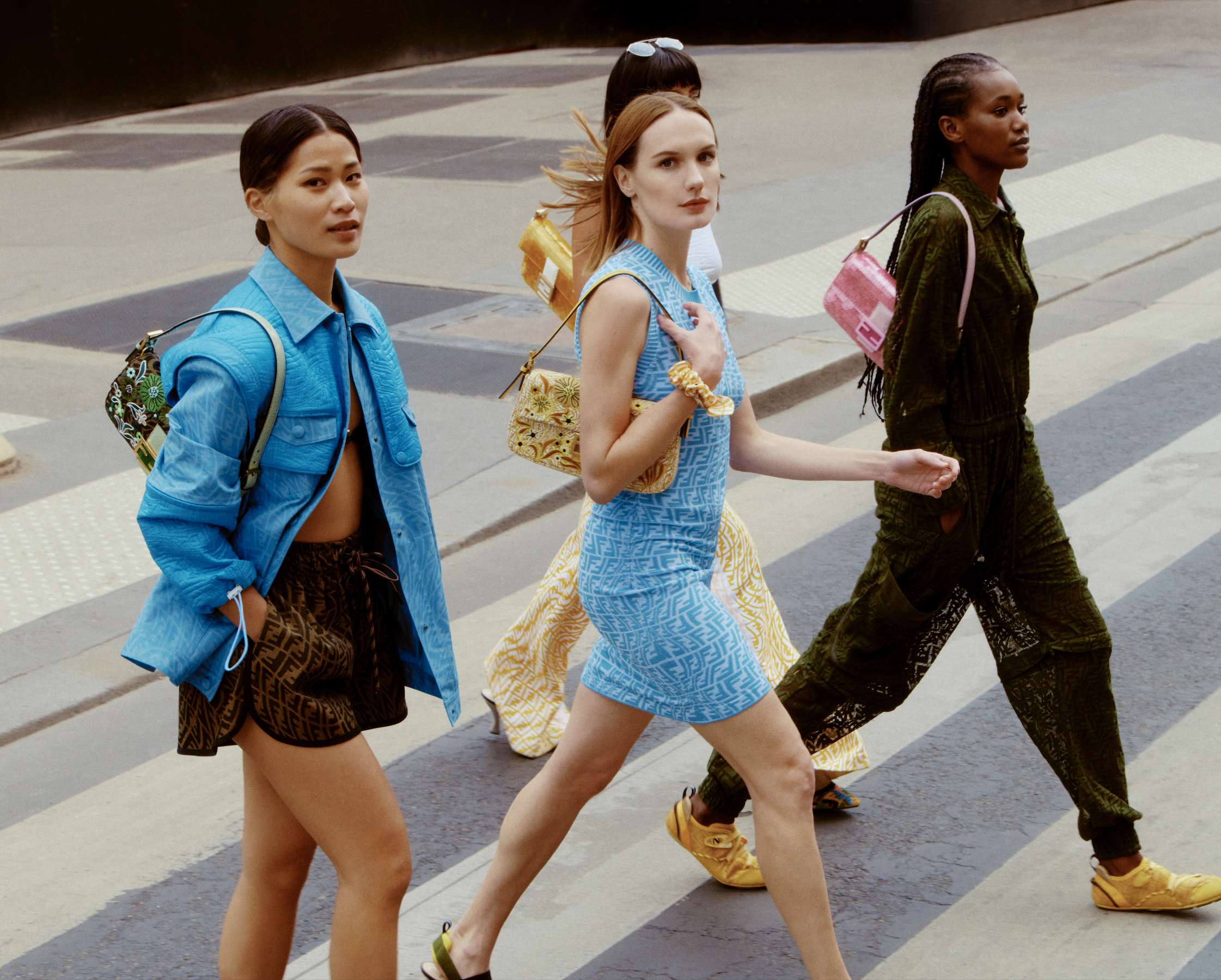 法國演員Ana Girardot和她的閨蜜西班牙創意才女Maria Bernad、中國模特兒胡瓈云、模特兒Fatdwa Diawara走在巴黎街頭，拍攝由3個片段組成的《The Baguette Walk》的微電影系列影片。（FENDI提供）