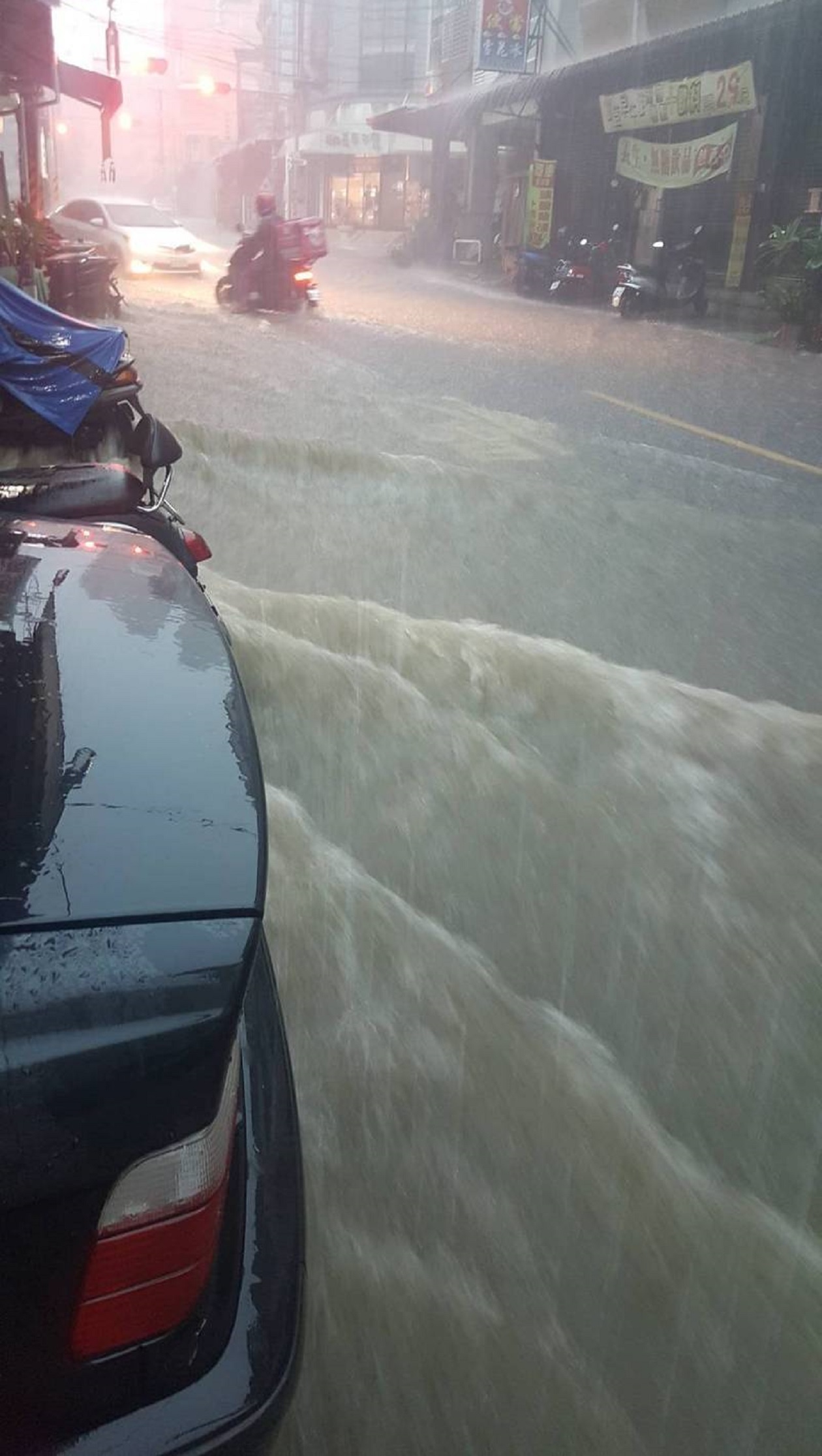 高雄金福地下道因暴雨淹水,聯結車也被困在積水中。(翻攝畫面)