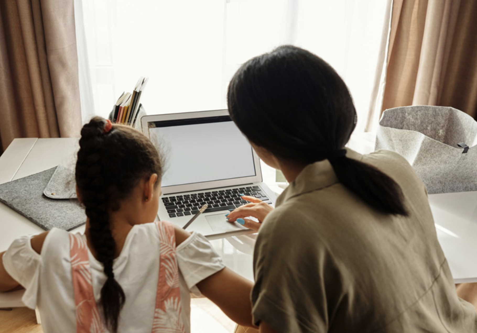 因為疫情學童停課在家「遠距教學」，讓不少父母相當崩潰。（示意圖，Pexels）