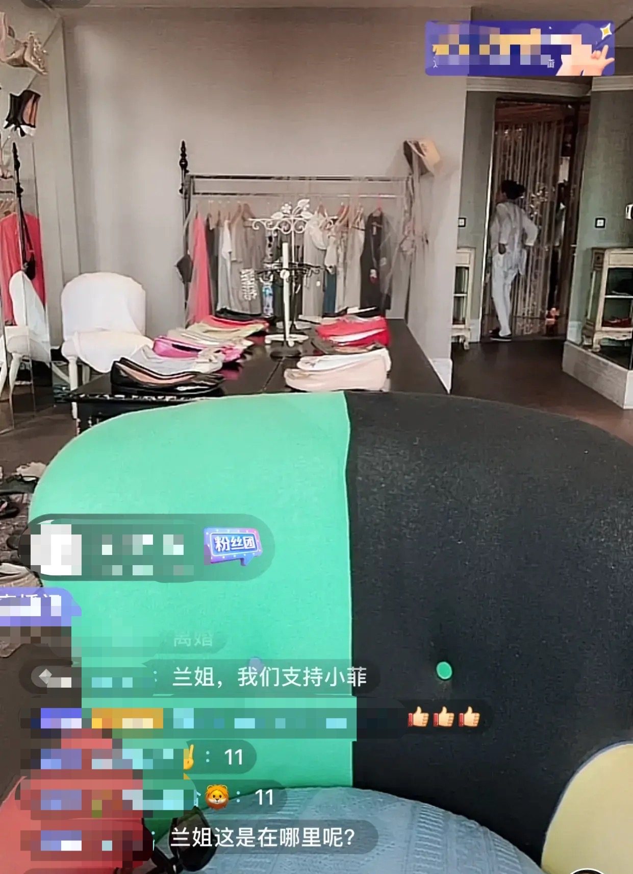 直播中途張蘭被疑似汪小菲的男子兇了一頓,要她噤口別再發言評論。(翻攝自網路)