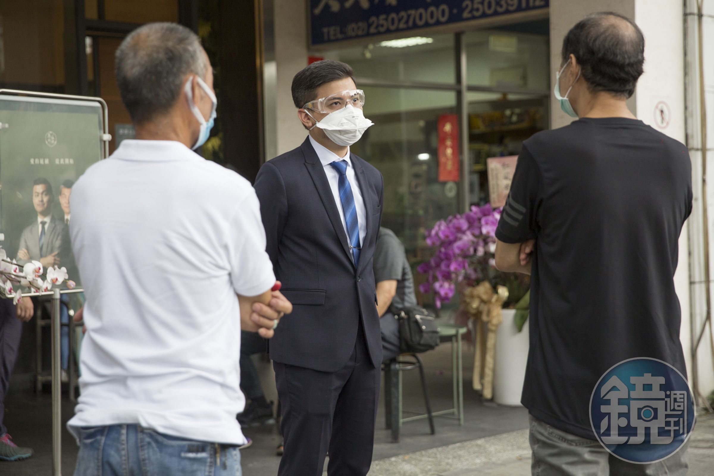 雖然沒有接觸新冠肺炎死亡患者，小冬瓜（中）還是會戴上口罩、護目鏡，與家屬保持距離，確保安全。