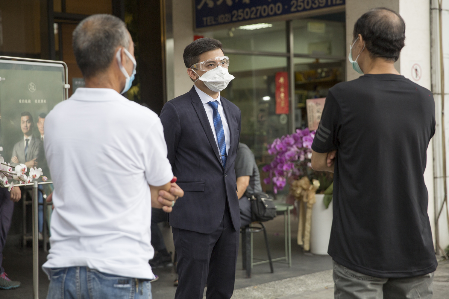 雖然沒有接觸新冠肺炎死亡患者，小冬瓜（中）還是會戴上口罩、護目鏡，與家屬保持距離，確保安全。