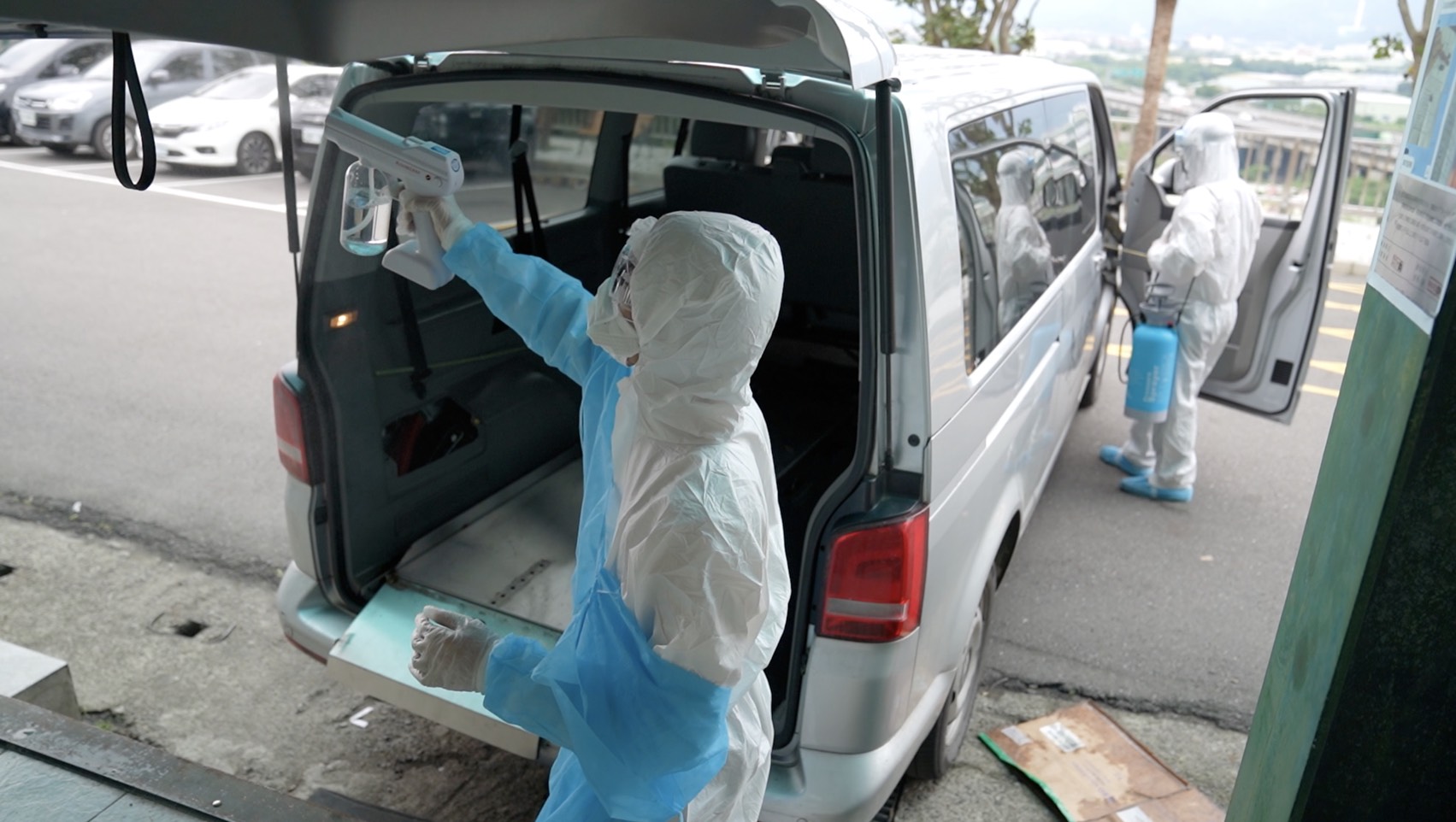 搬運、運送亡者的過程,每個步驟結束都會反覆消毒,車子也必須進行清消。(小冬瓜提供)