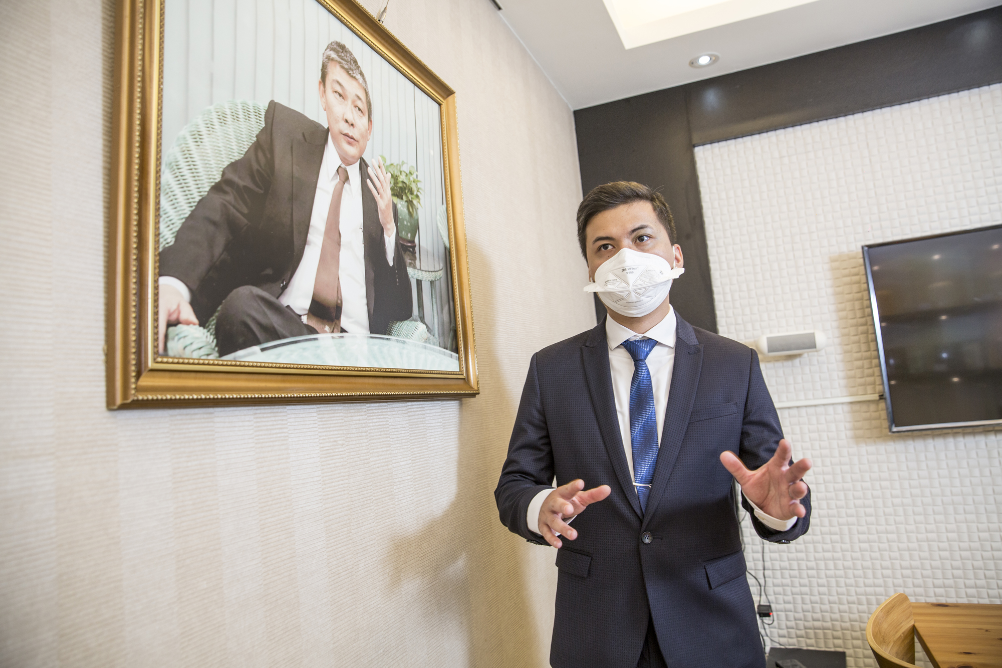 小冬瓜（圖）從小跟在爸爸殯葬達人冬瓜身邊，8年前答應癌末的父親接班禮儀公司。