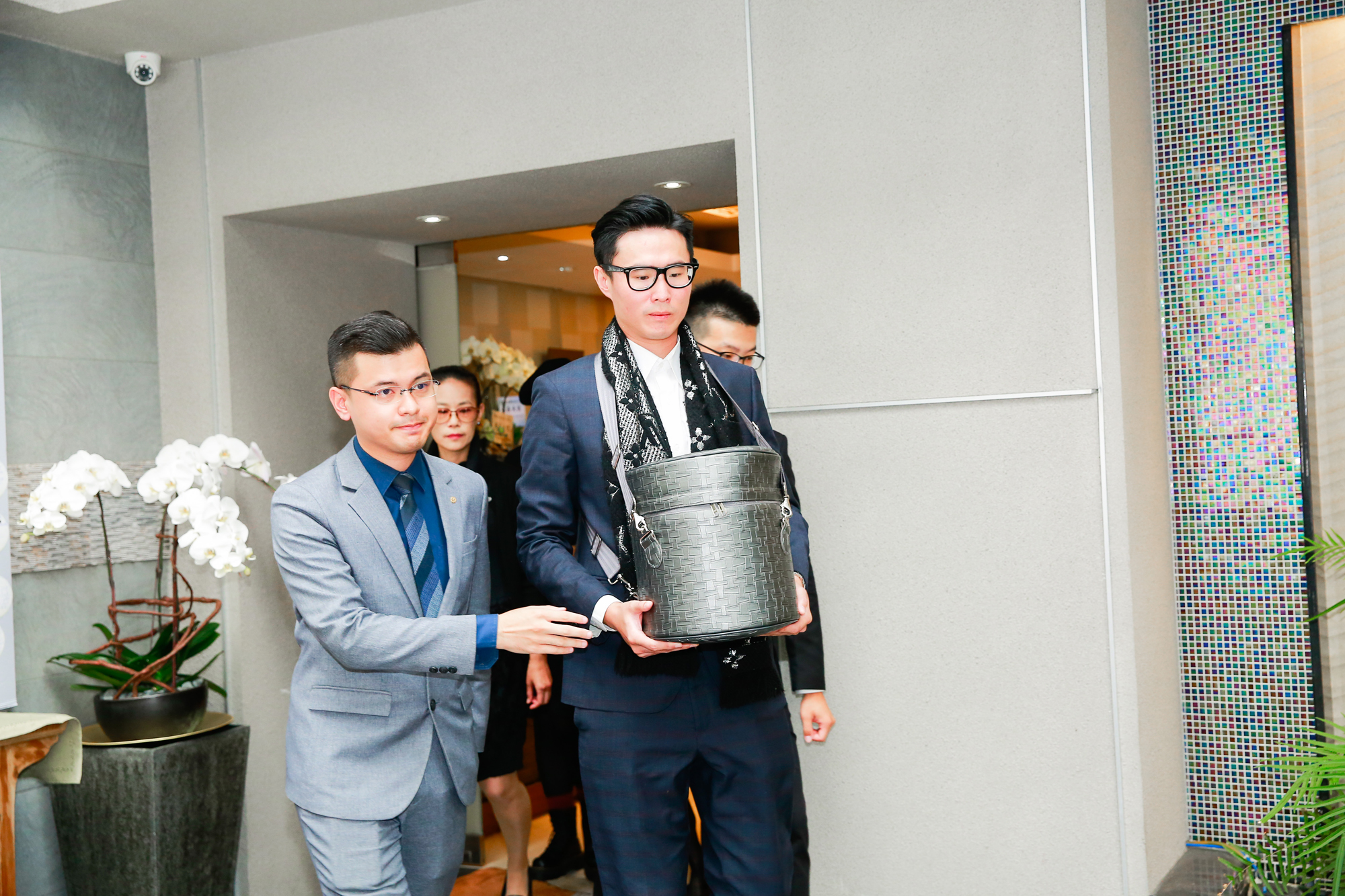 傅達仁在瑞士執行安樂死後,後續儀式由小冬瓜(左)承辦,陪著他的兒子傅俊豪(右)移靈。