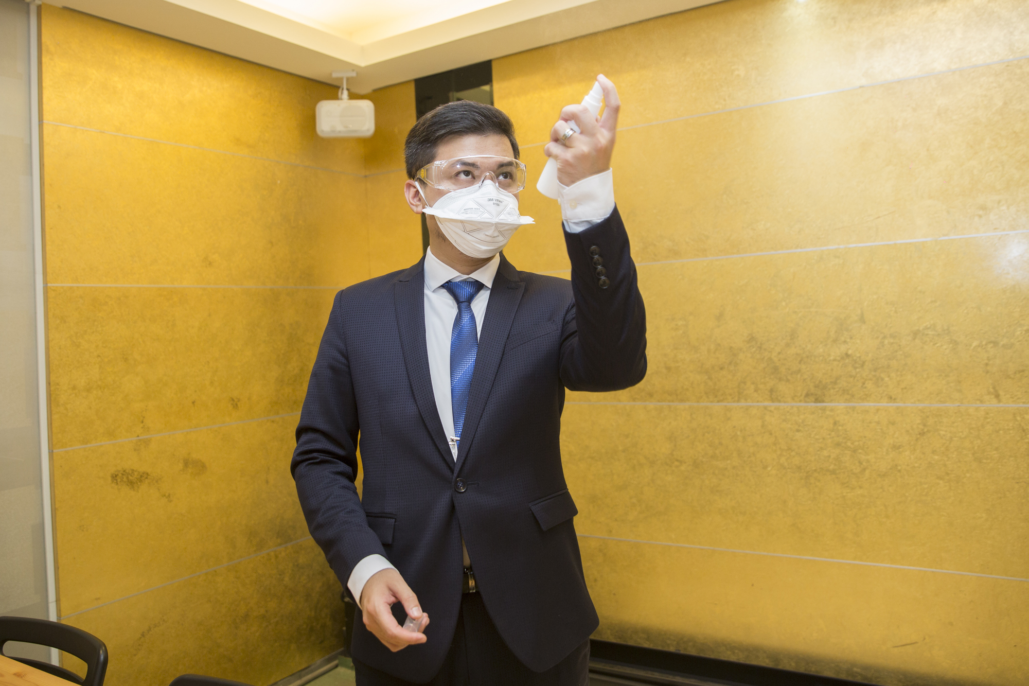 小冬瓜防護措施做得很徹底，除了隨身攜帶酒精，也會戴護目鏡與N95口罩。