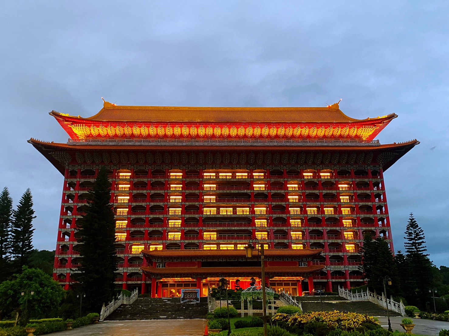 圓山飯店為感念美國捐贈台灣75萬劑疫苗，於今晚間點燈「USA」字樣感念。（圓山飯店提供）