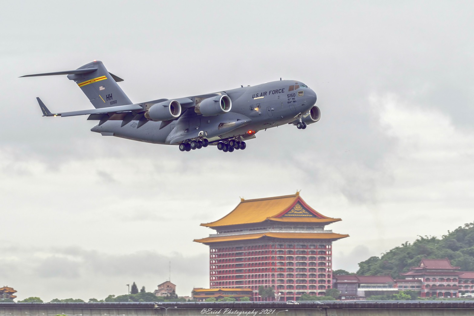 美國會議員首次搭乘美國空軍C-17戰略戰術運輸機飛抵松山機場,飛行途中經過圓山飯店。(圓山飯店提供)
