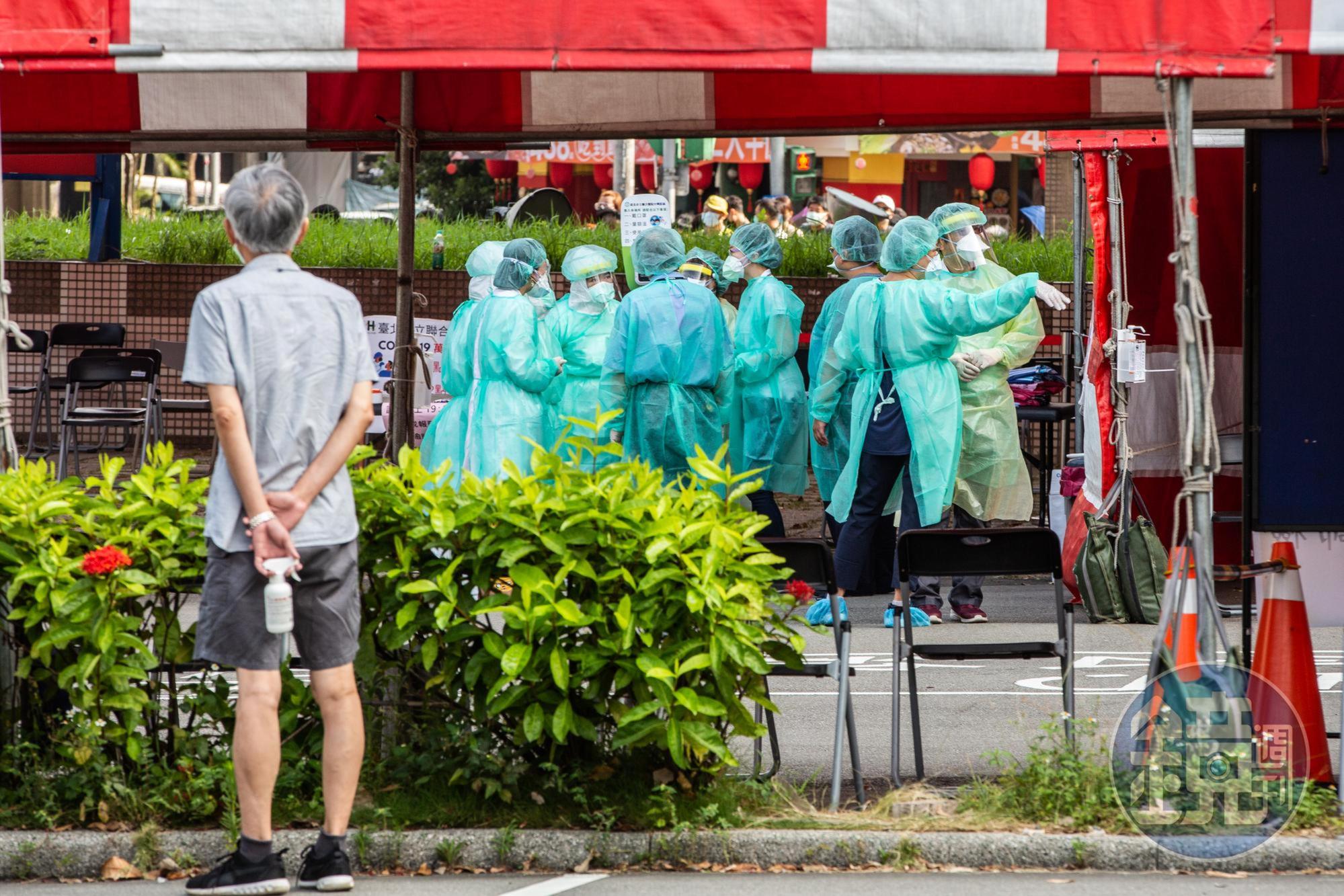近日傳出護理師離職潮,指揮中心昨日否認此事,台灣護師醫療產業工會理事長陳玉鳳痛批根本在睜眼說瞎話。(本刊資料照)