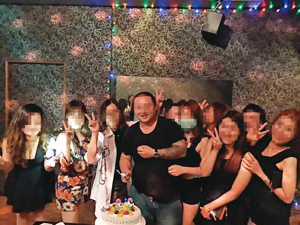 陳姓男子(黑衣者)聲稱受蔡男警察親戚所託,要B先生向警方自承是仙人跳。(翻攝臉書)