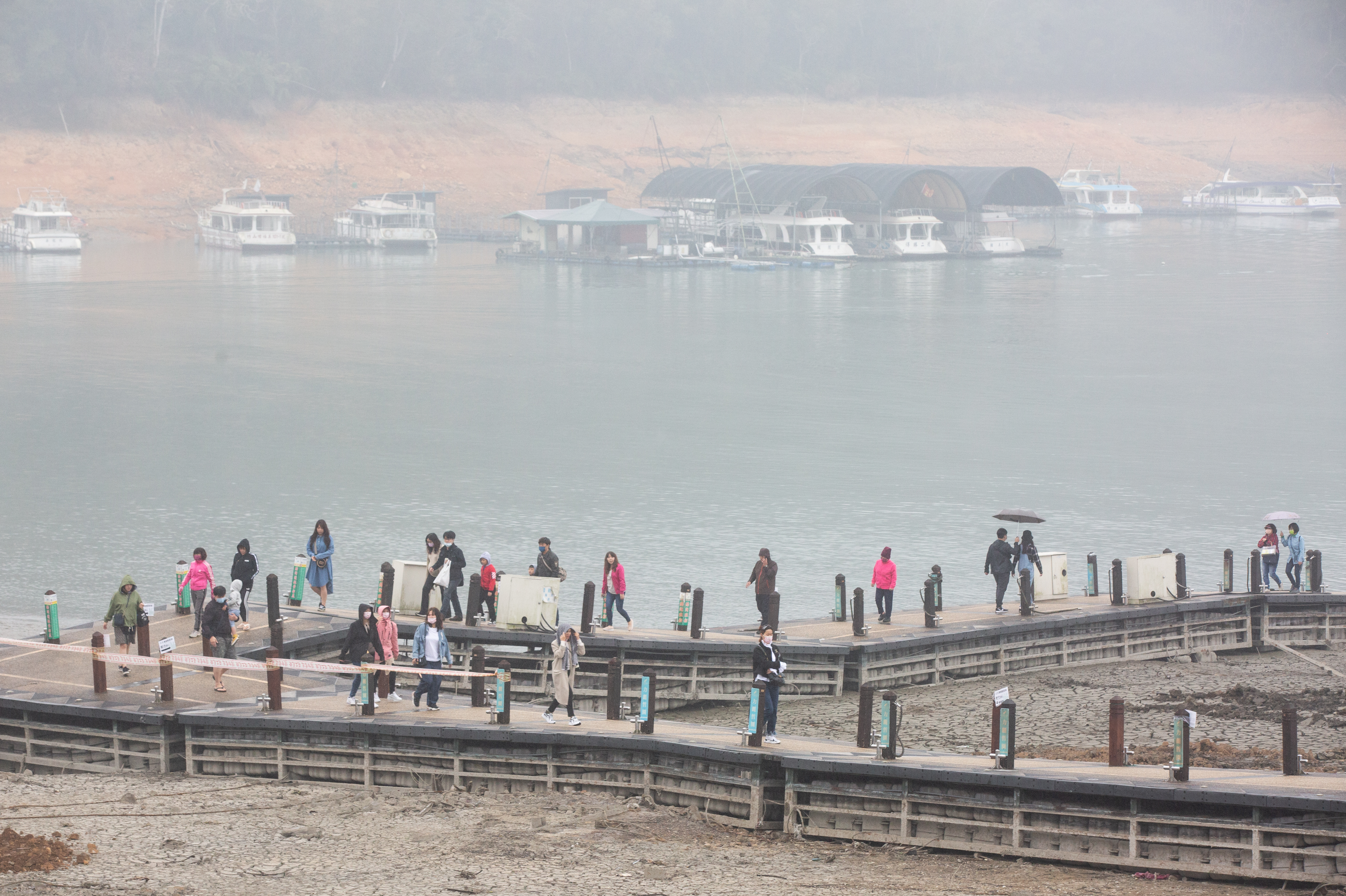 三級警戒尚未解除，日月潭卻傳出停車場停滿車輛，甚至疑似有露營車。（示意圖，本刊資料照）