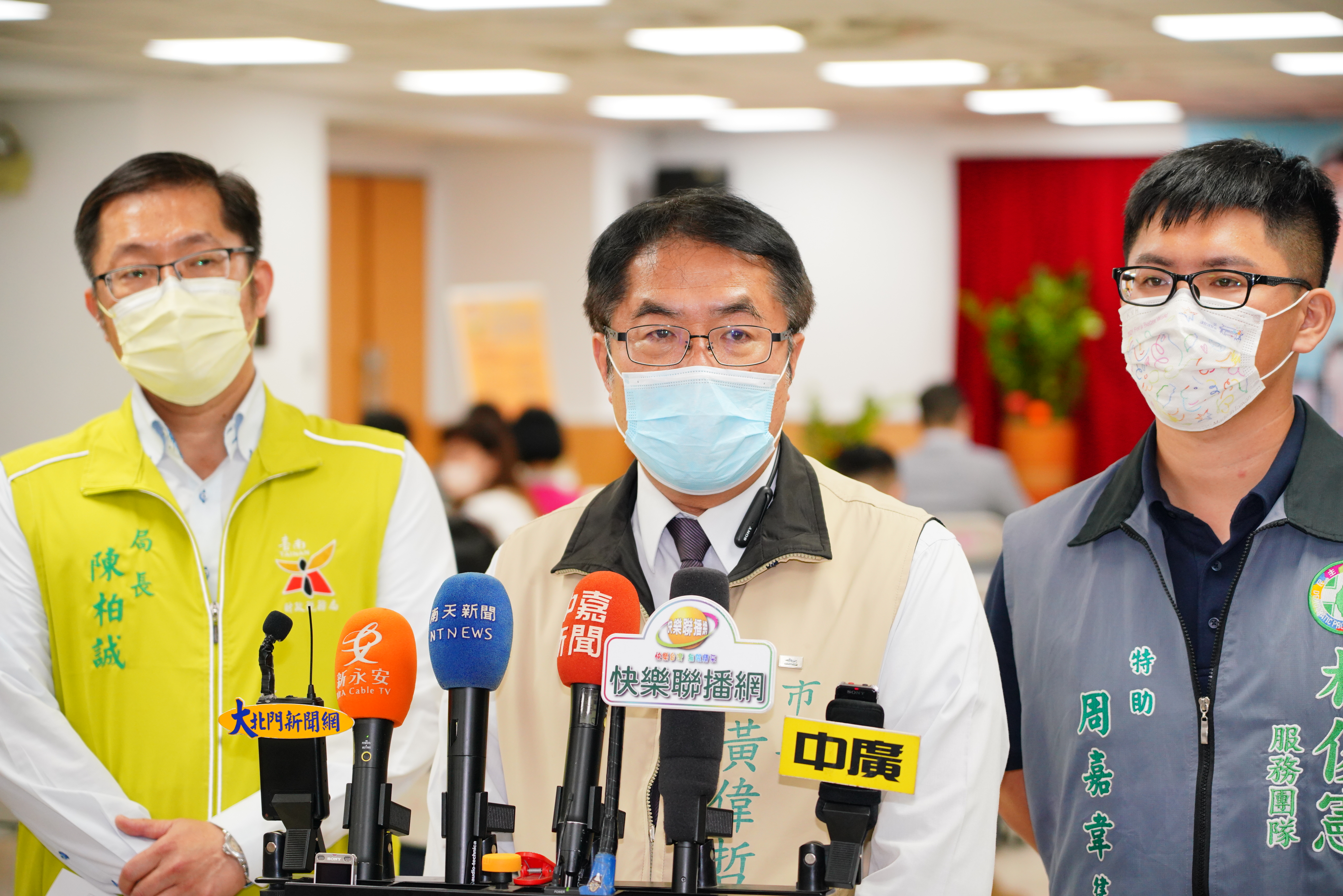 台南市長黃偉哲（中）訂出的端午護台南行動引發爭議。（本刊資料照）