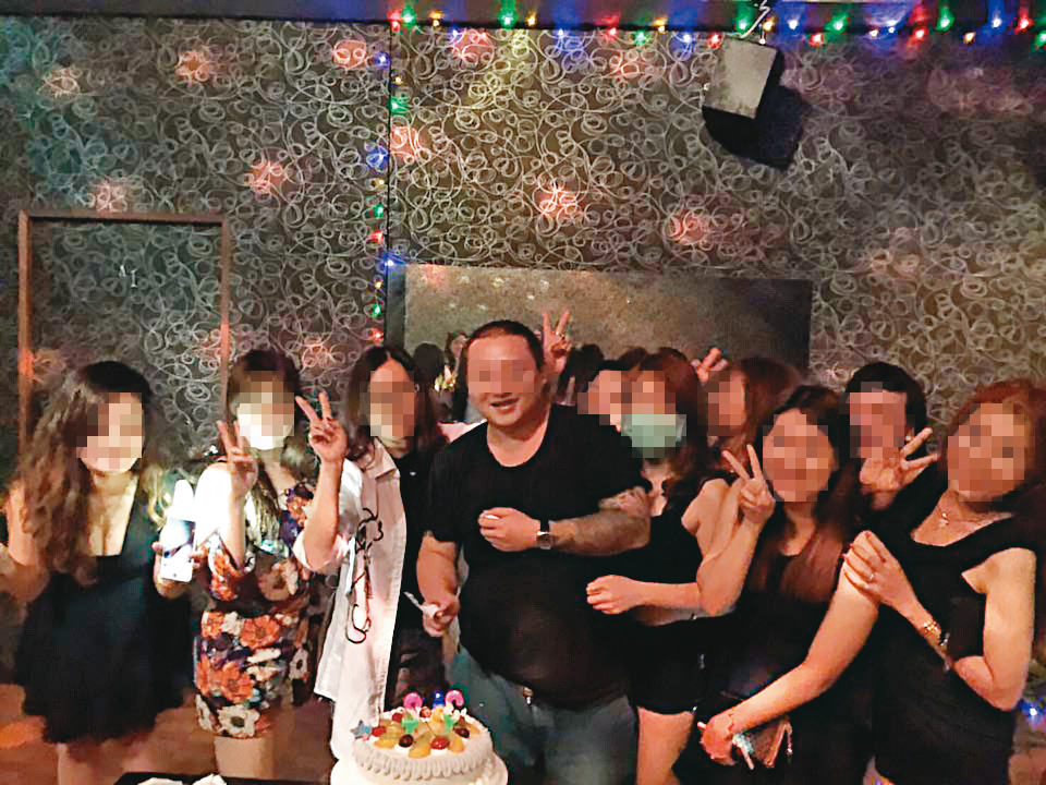 陳姓男子(黑衣者)聲稱受蔡男警察親戚所託,要B先生向警方自承是仙人跳。(翻攝臉書)