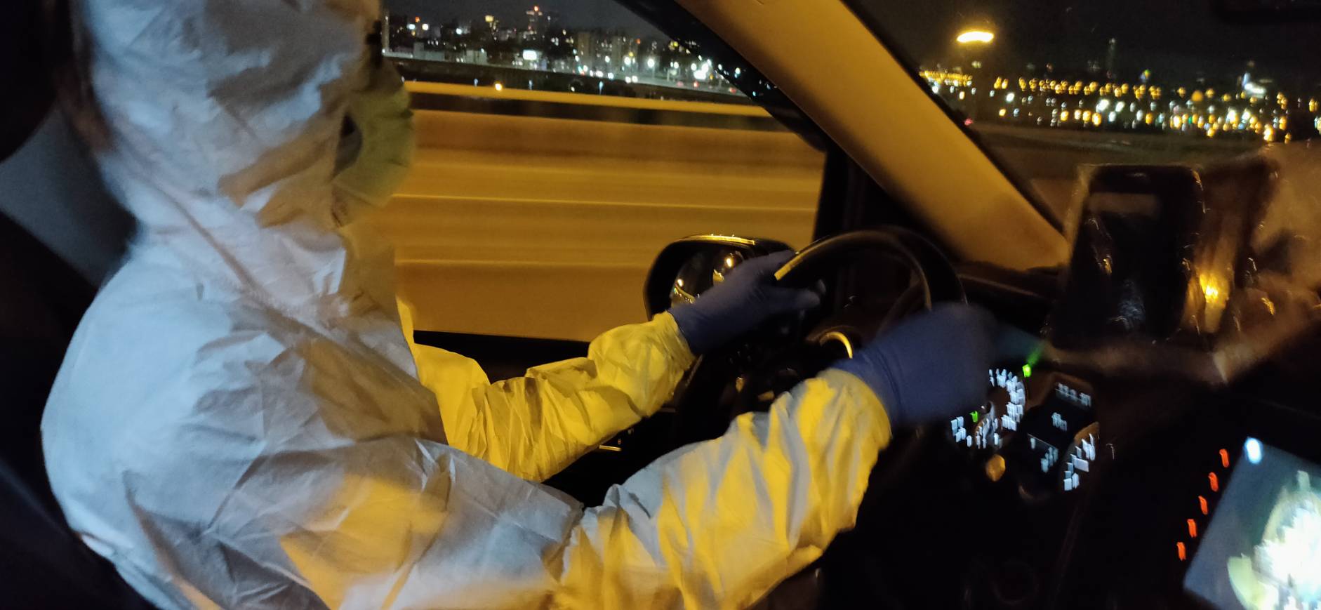 蘇文義的團隊接體時,連司機也要穿著醫護等級防護衣物。(蘇文義提供)