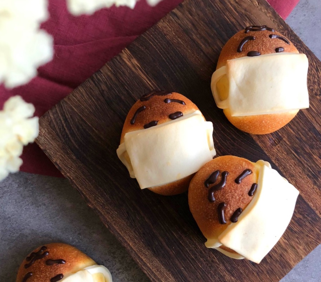 台中「旅禾泡芙之家」的防疫造型麵包，戴口罩的可愛造型引起話題。