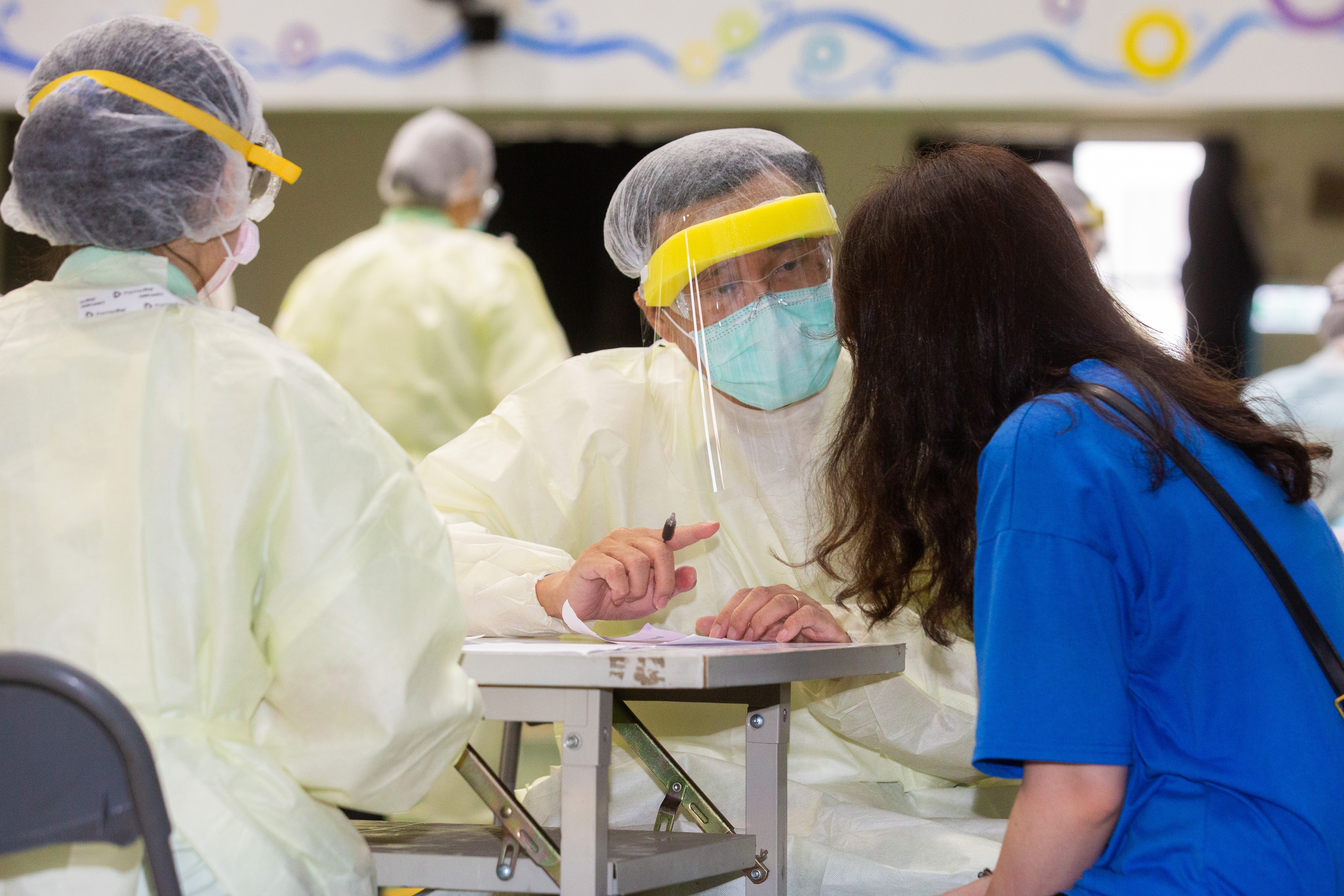 我國近來疫苗供不應求，暫不開放自費疫苗施打；圖為台中疫苗快打站。（本刊資料照）