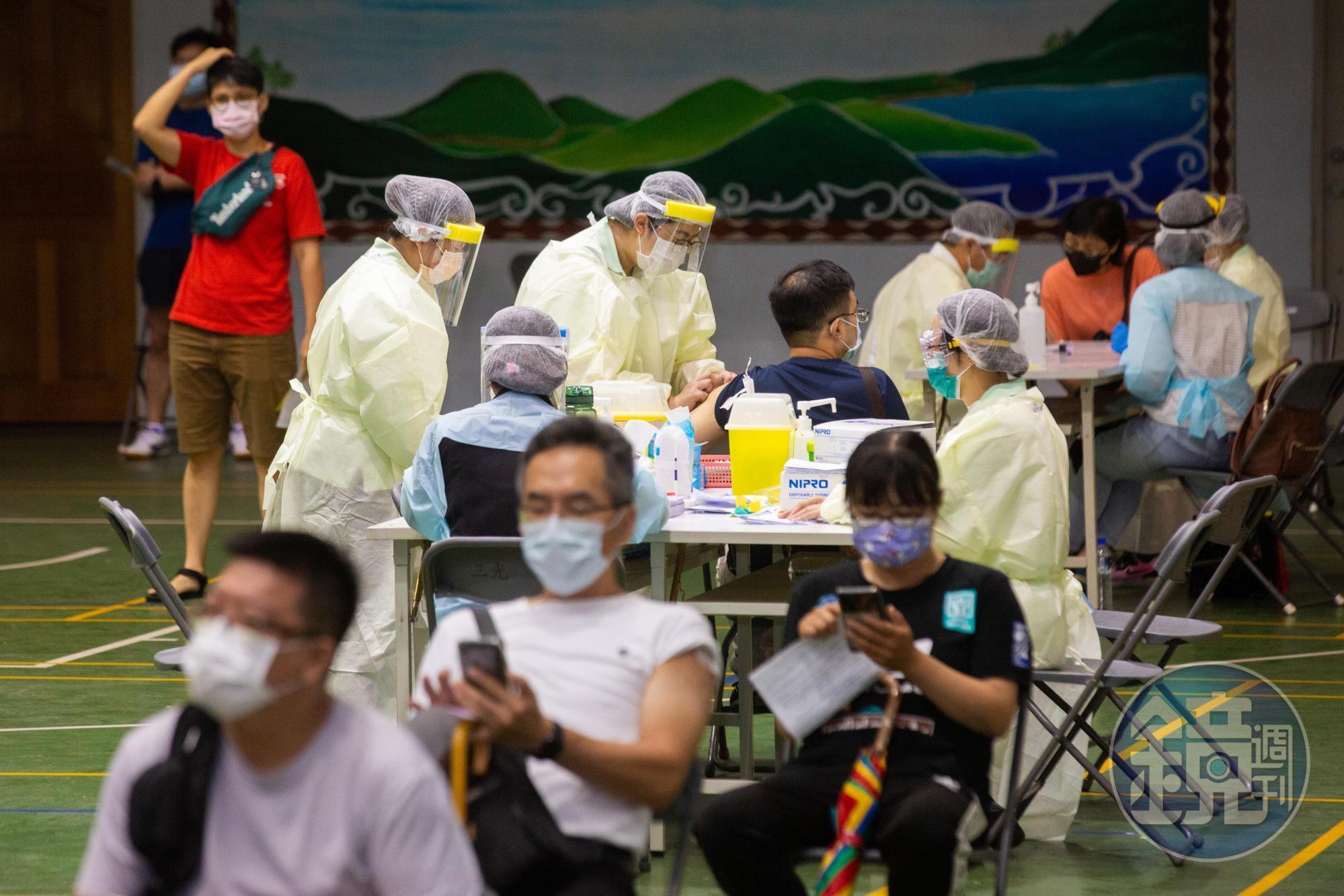 精神科醫師沈政男認為,根據昨日總計公布之343例本土病例來看,「第二波疫情已經正在退燒」;圖為台中疫苗快打站。(本刊資料照)