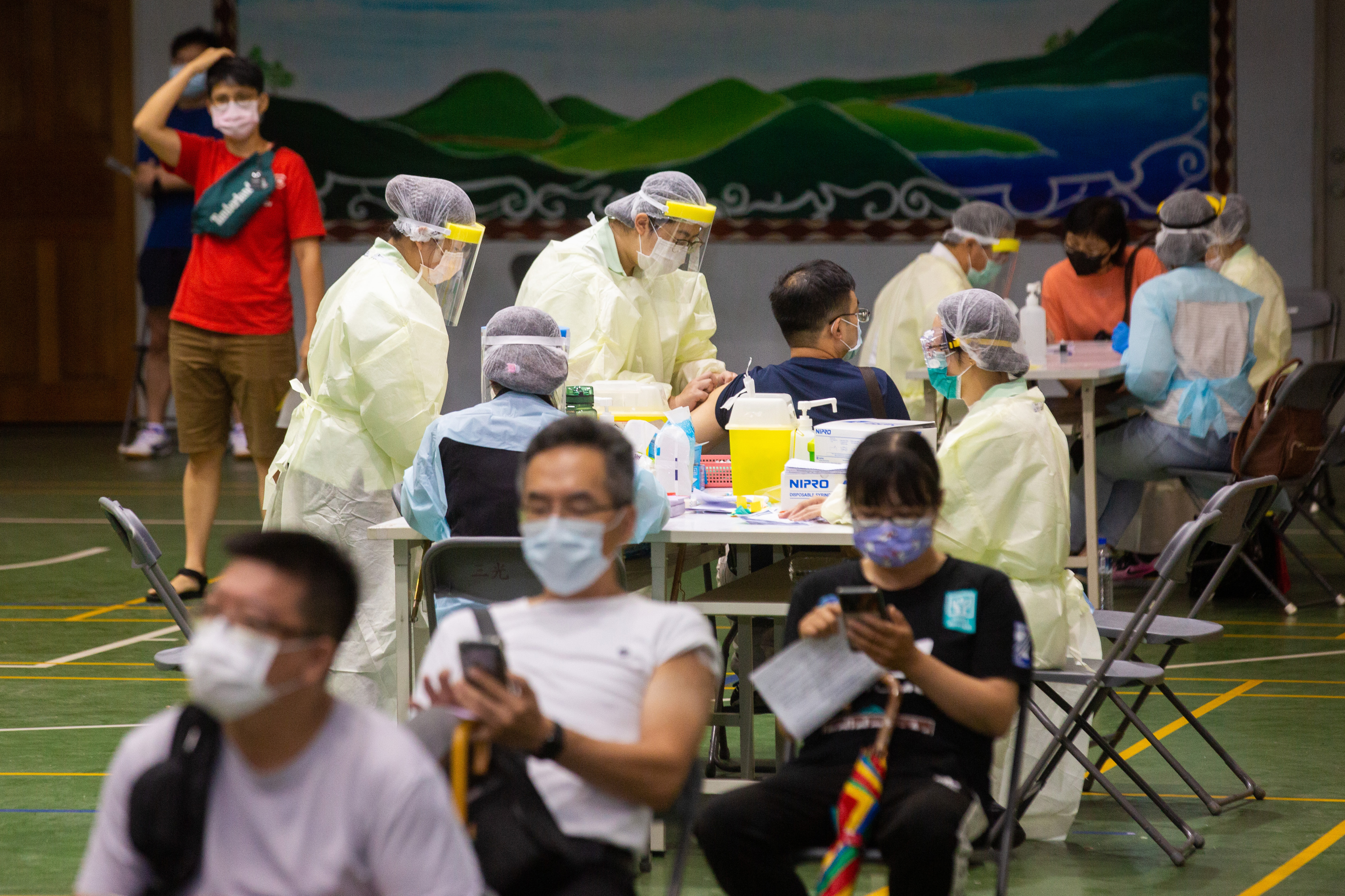 精神科醫師沈政男認為，根據昨日總計公布之343例本土病例來看，「第二波疫情已經正在退燒」；圖為台中疫苗快打站。（本刊資料照）