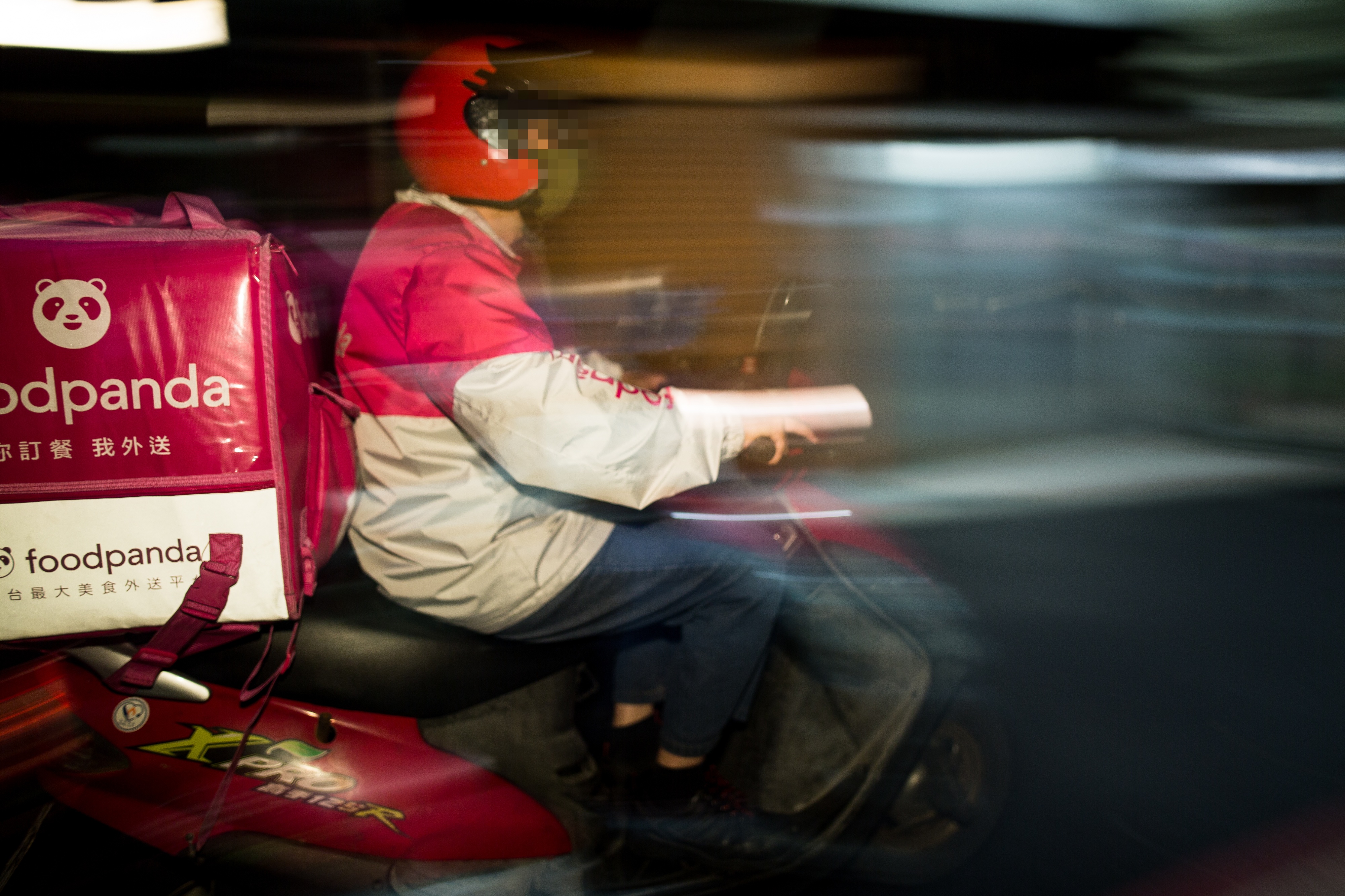 國內三級警戒持續，外送員的訂單也大增。（示意圖，本刊資料照）