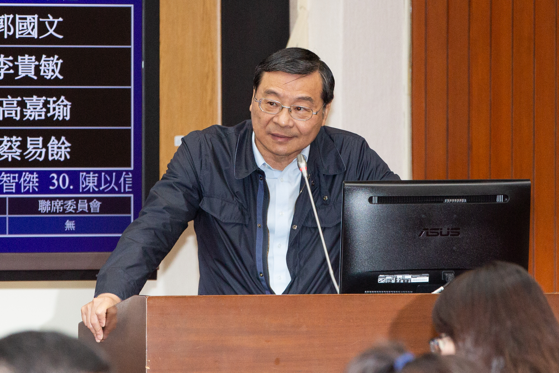 國民黨立委曾銘宗指稱，疫苗優先施打第7順位的「維持社會運作之必要人員」是各個工商團體高層。（本刊資料照）