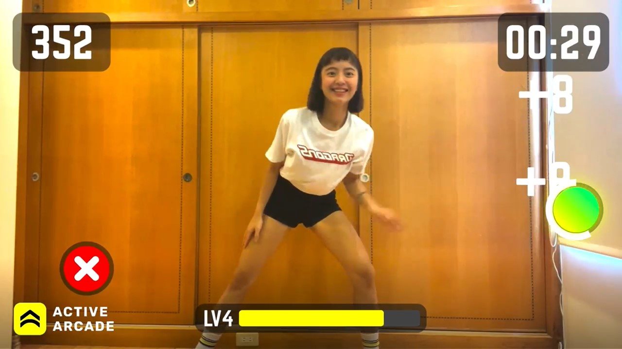 Dragon Beauties小龍女俏皮的Chris挑戰遊戲，發現沒有想像中簡單，大家一起體驗。（味全龍提供）