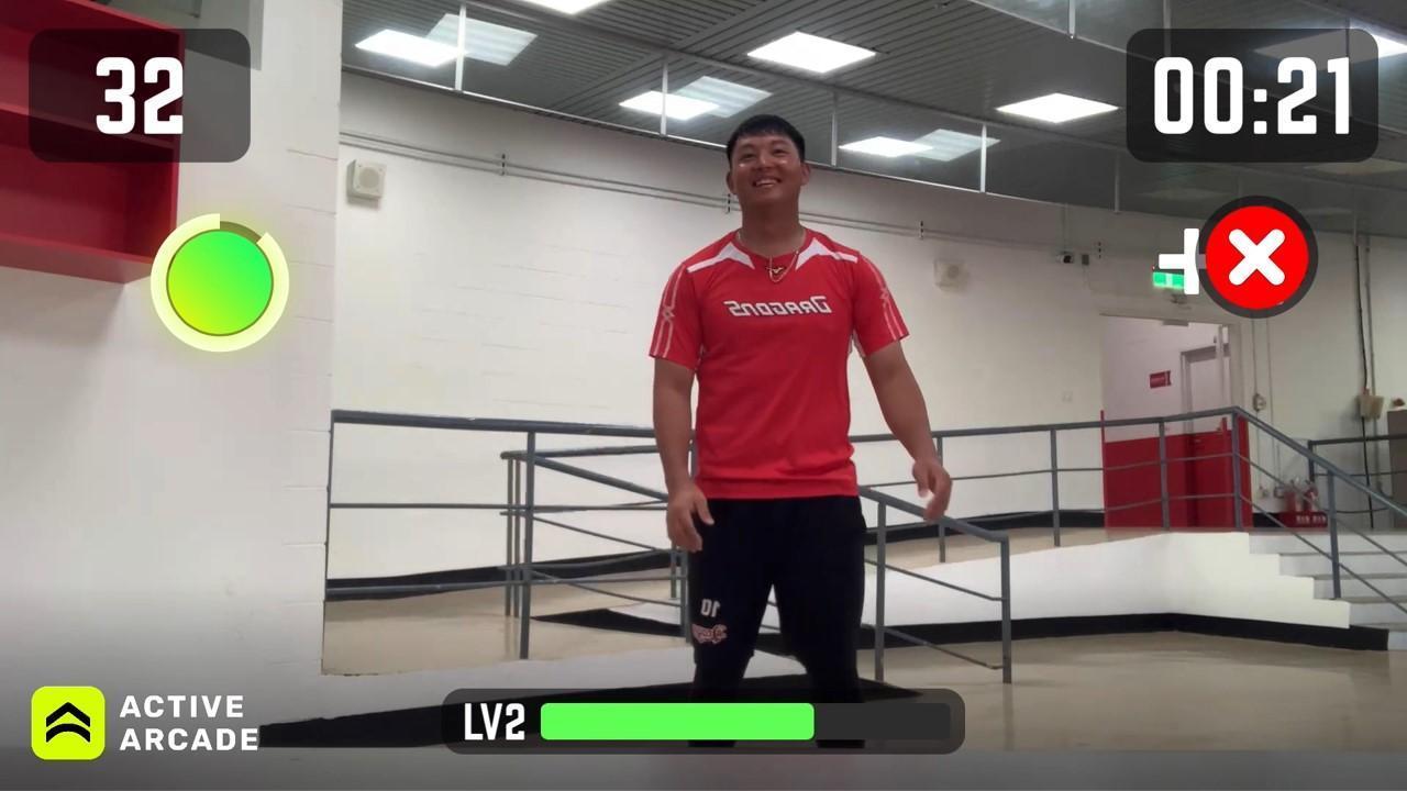 味全龍黃柏豪體驗互動遊戲,希望球迷落實居家防疫一起來挑戰。(味全龍提供)