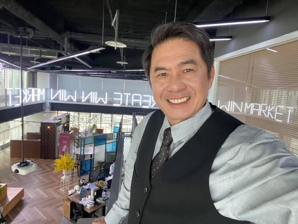 洪都拉斯日前赴傳統市場買菜，見婦人會錯意，將警察要求她「掃」實聯制QR CODE當作「咳一下」。（翻攝自洪都拉斯臉書）