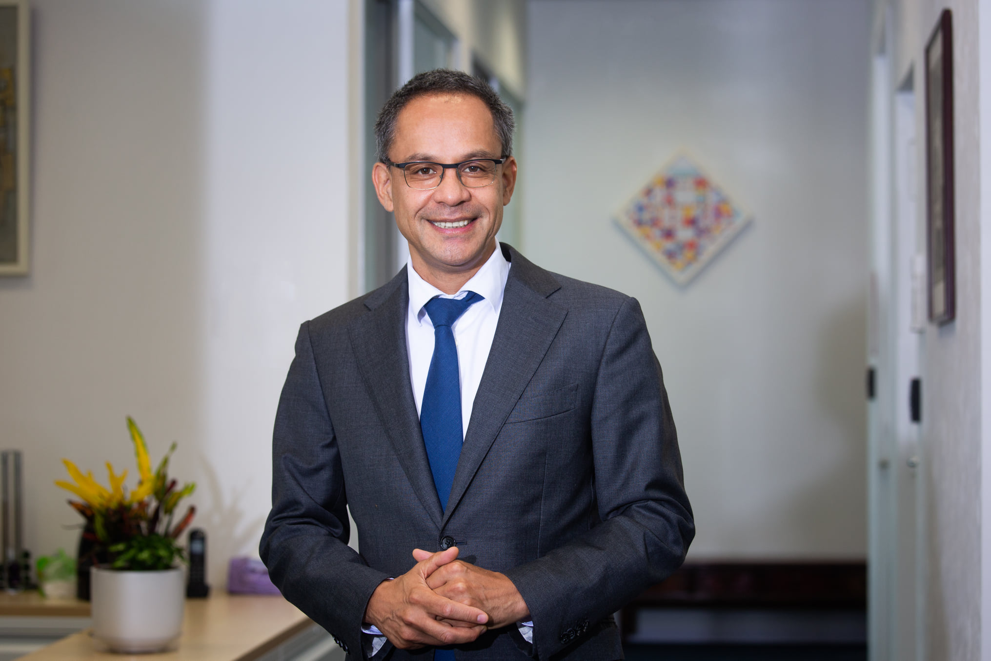 荷辦代表譚敬南宣布，因應全台三級警戒各級學校停止到校上課，推出為期10天的線上免費影展，供家長、孩童一同觀賞。（翻攝自荷蘭在台辦事處臉書）