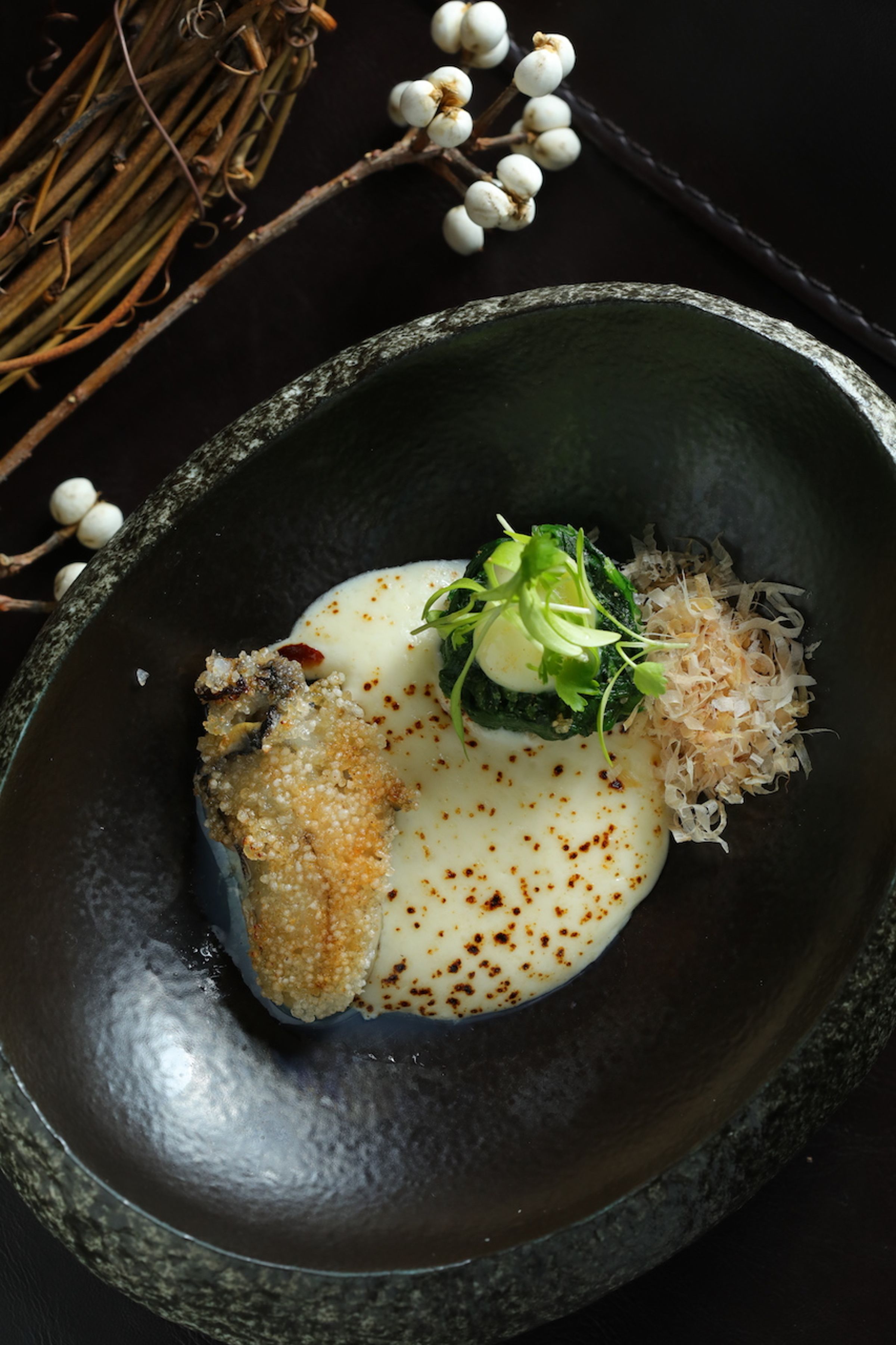拆解重組焗烤生蠔加奶油菠菜的「廣島生蠔、起司泡泡、菠菜」。（2,080元套餐菜色）