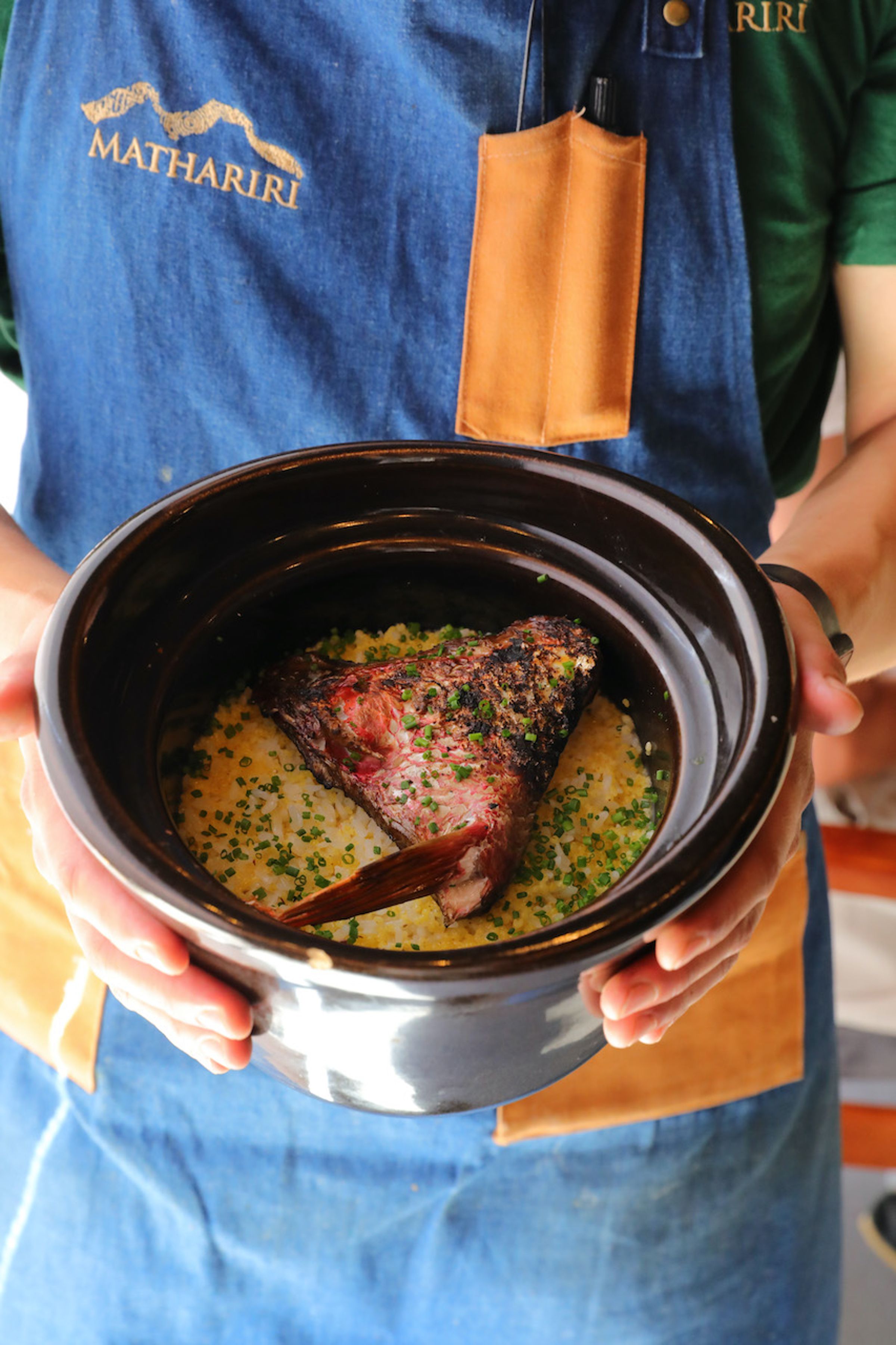 燜好的「釜飯」會送到桌邊掀蓋秀菜。（1,580元套餐菜色）