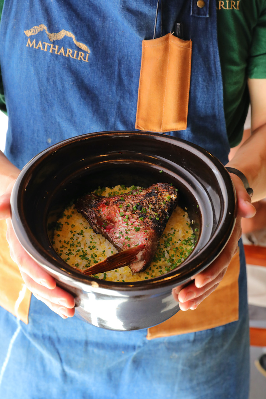 燜好的「釜飯」會送到桌邊掀蓋秀菜。（1,580元套餐菜色）