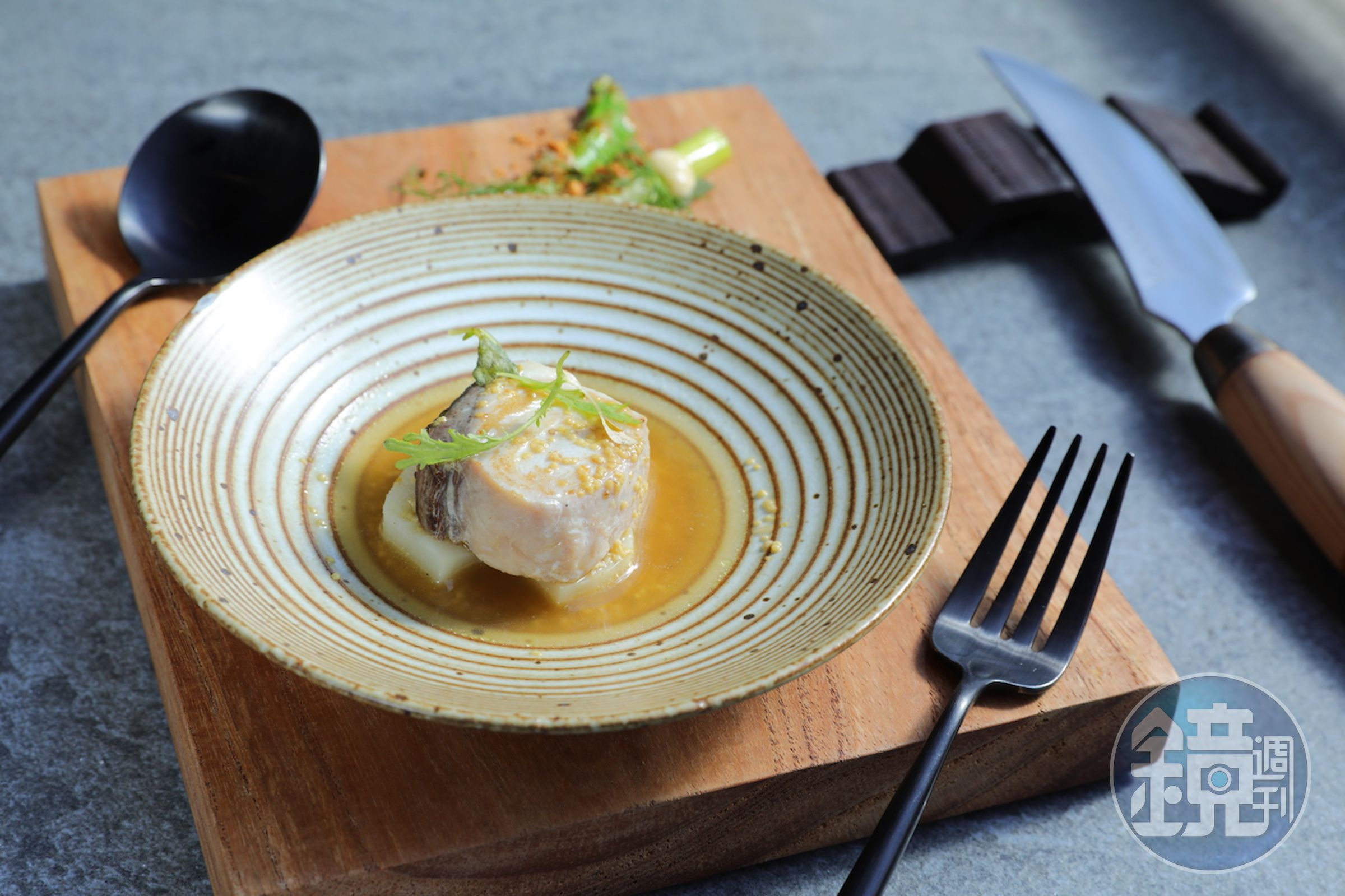 「筍／鮮魚／雞汁」加入小米雞湯，與魚肉交融相滲。（1,580元套餐菜色）
