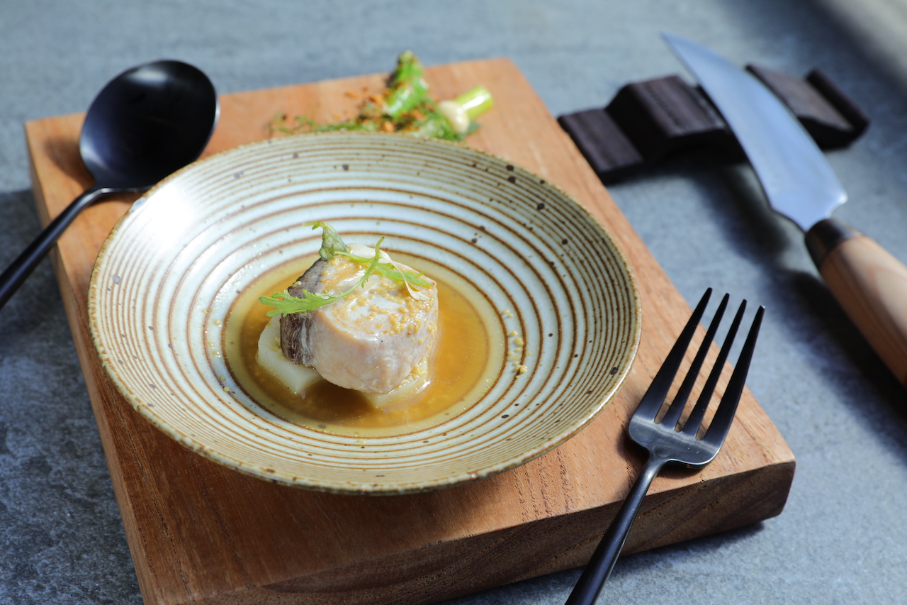 「筍／鮮魚／雞汁」加入小米雞湯，與魚肉交融相滲。（1,580元套餐菜色）