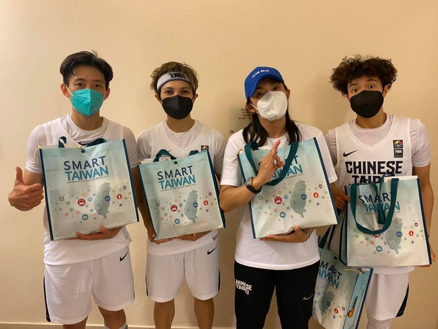 中華女籃「三劍客」魏于淳（右一）、林仙芳（左二）、劉希曄（左一）與教練錢薇娟（右二）拚完東京奧運3對3大學女籃資格賽。（翻攝自錢薇娟臉書）