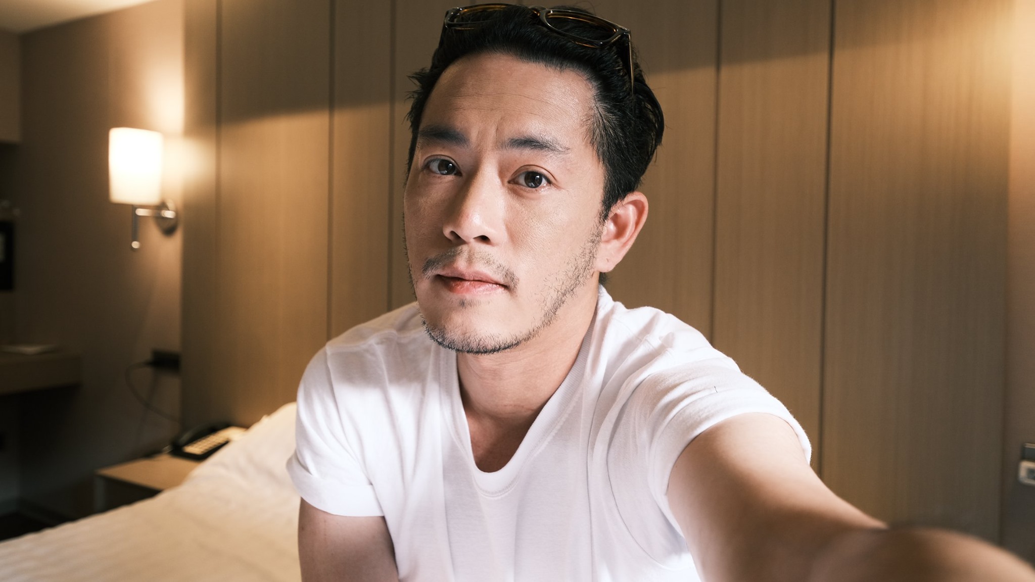 藝人Junior（韓宜邦）平時以擔任節目主持、演員為主，他希望大家在三級警戒期間，無論是否染疫都能做好自我隔離。（翻攝自Junior臉書）