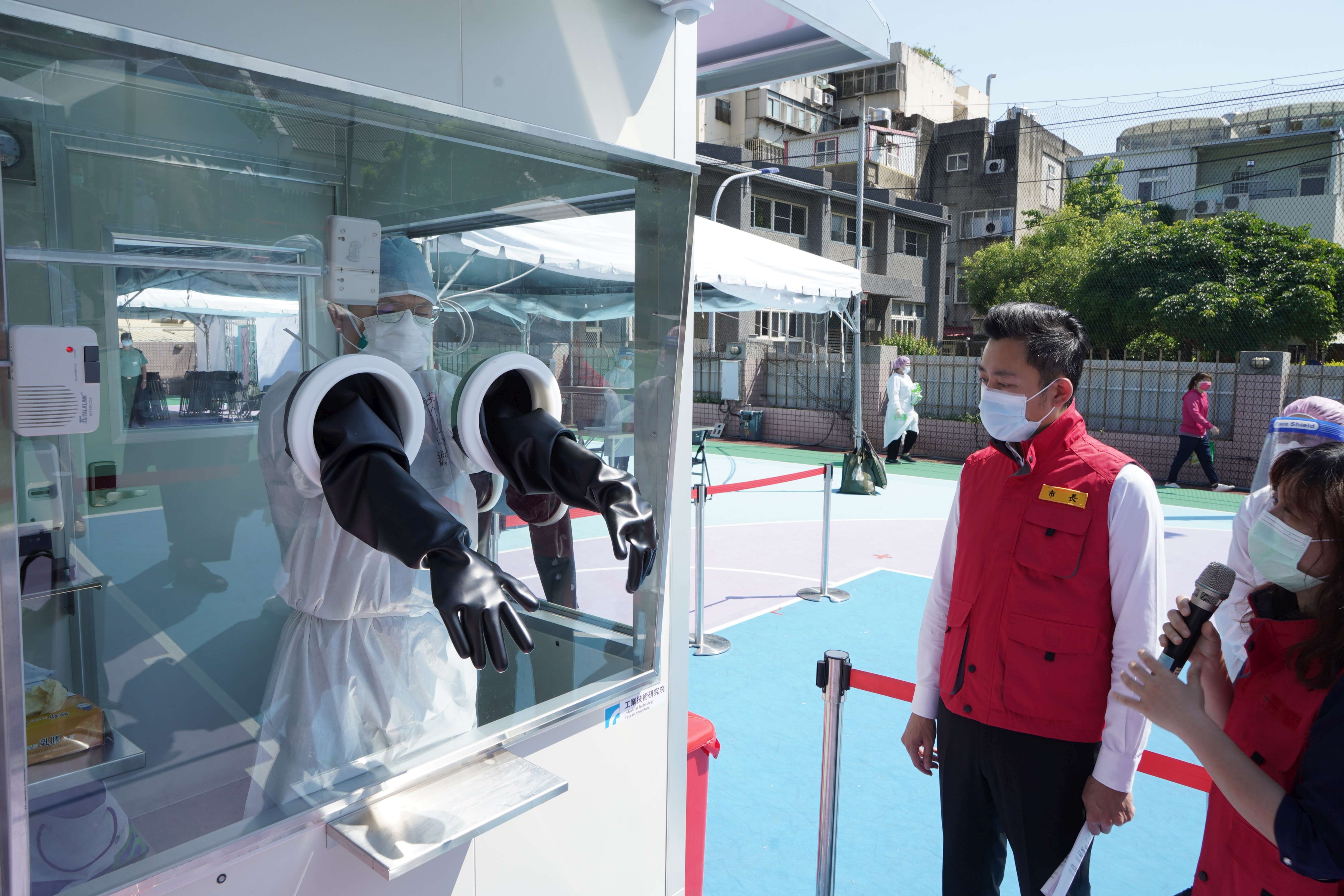 新竹市長林智堅籲主動篩檢，確診者將提供5000元防疫慰問金。（新竹市政府提供）