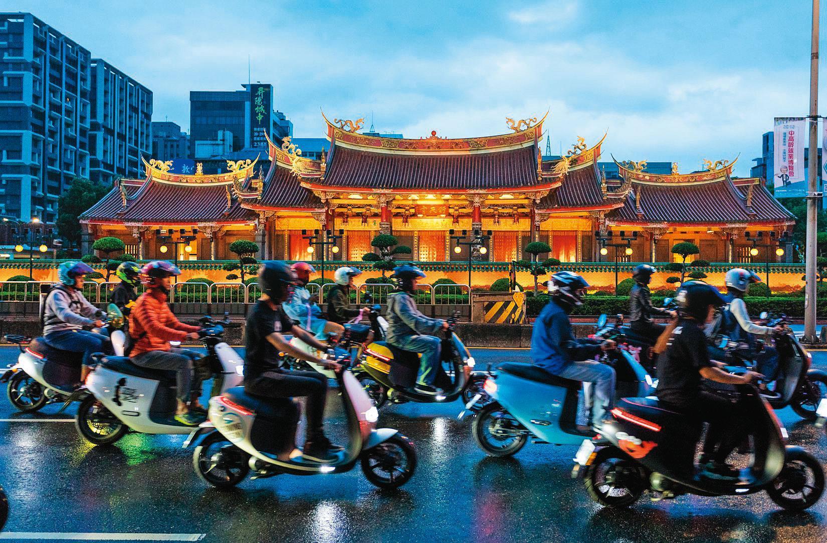 電動機車在台灣發展逾10年，目前進入處理廠的退役電池，每年不到3千顆。（翻攝Gogoro臉書）