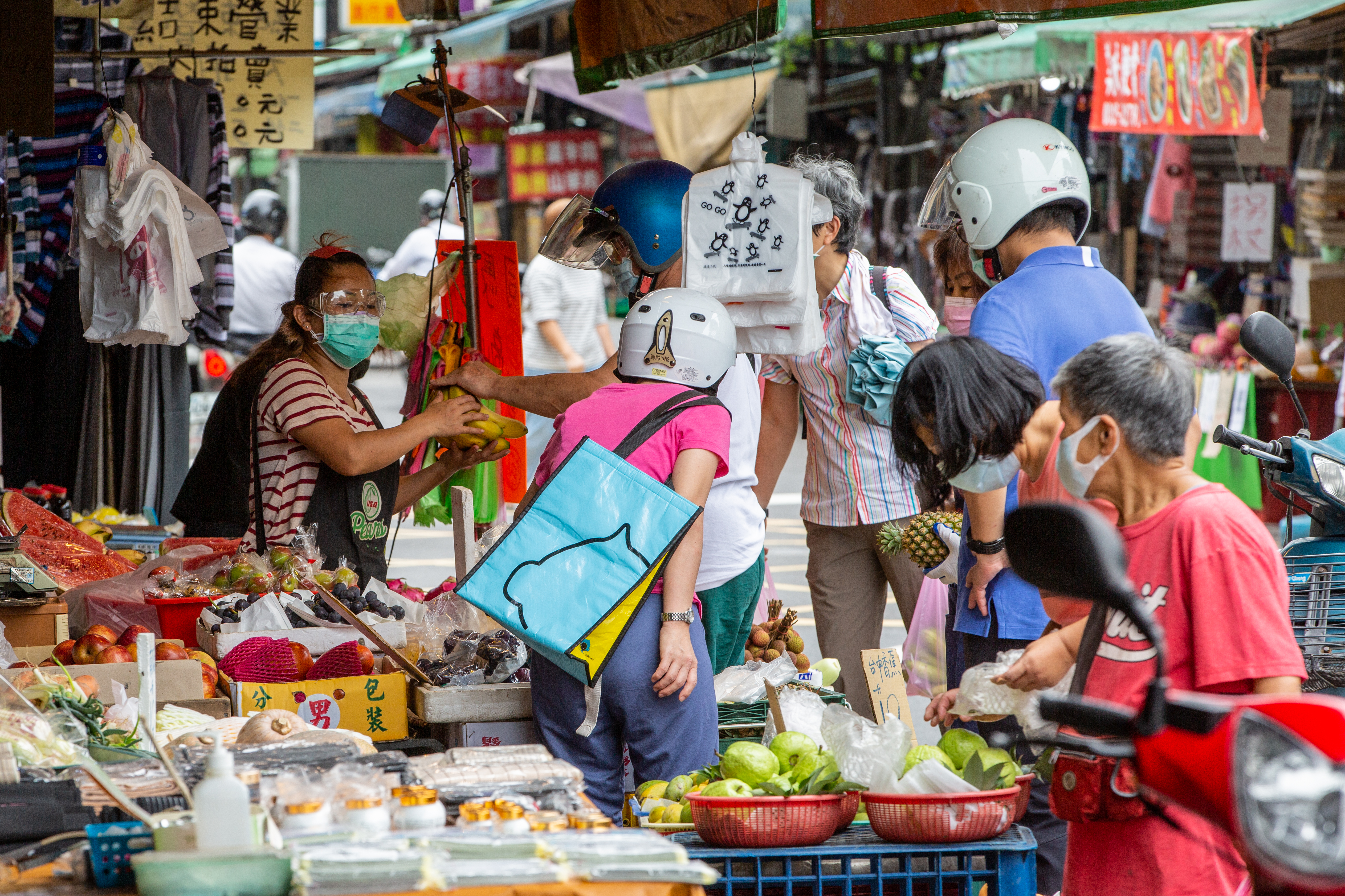 三級警戒長輩仍會去菜市場採買，網友好奇「老人對於菜市場的執著是？」引起鄉民熱議。（示意圖，本刊資料照）