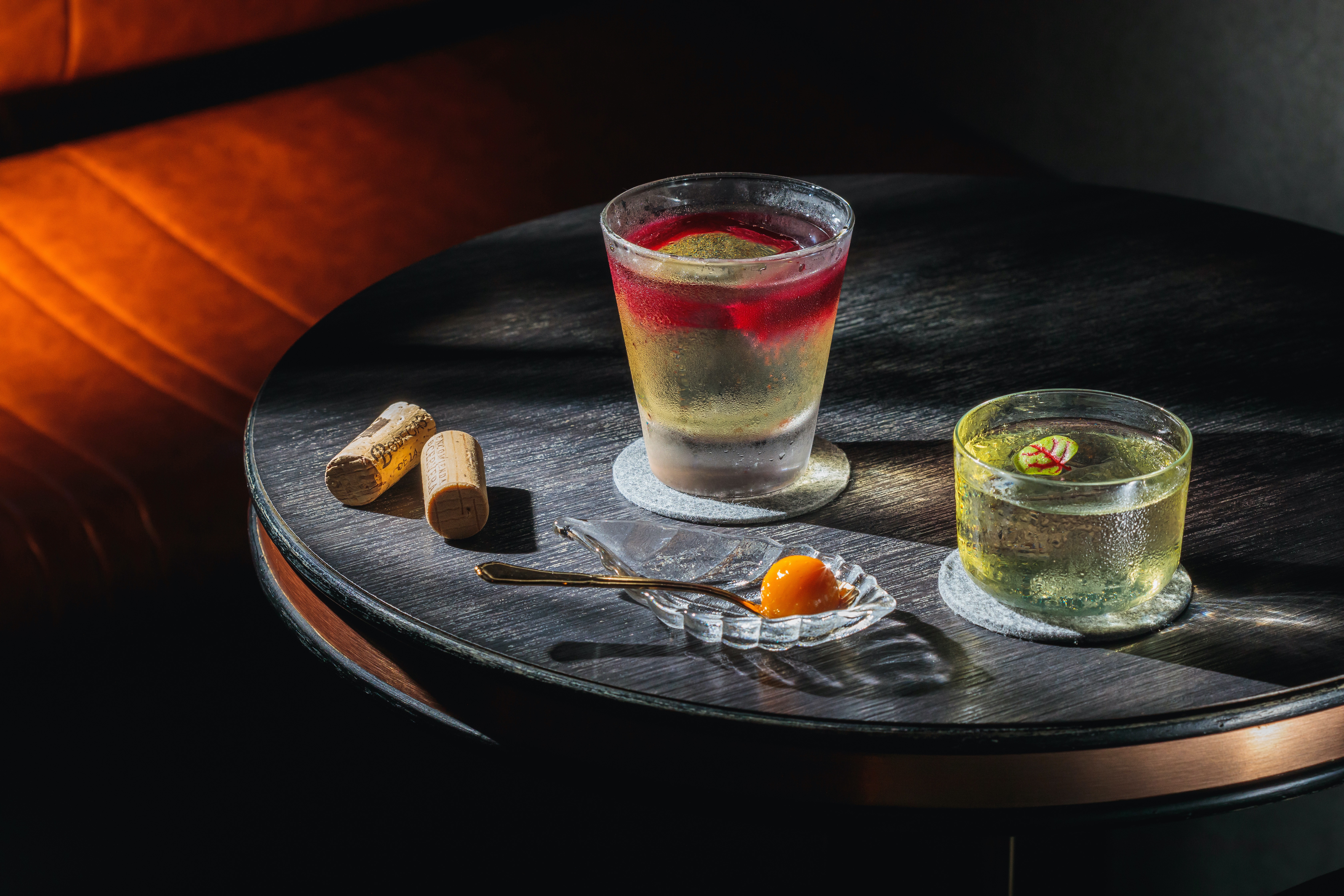 喝一大口雙色的「#11」（左，450元／杯）有甜菜根香氣，再出現榛果奶油的甜美。「#8」（右，400元／杯）酒感較輕盈，我喜歡它的芒果風味，鮮明而幽微。