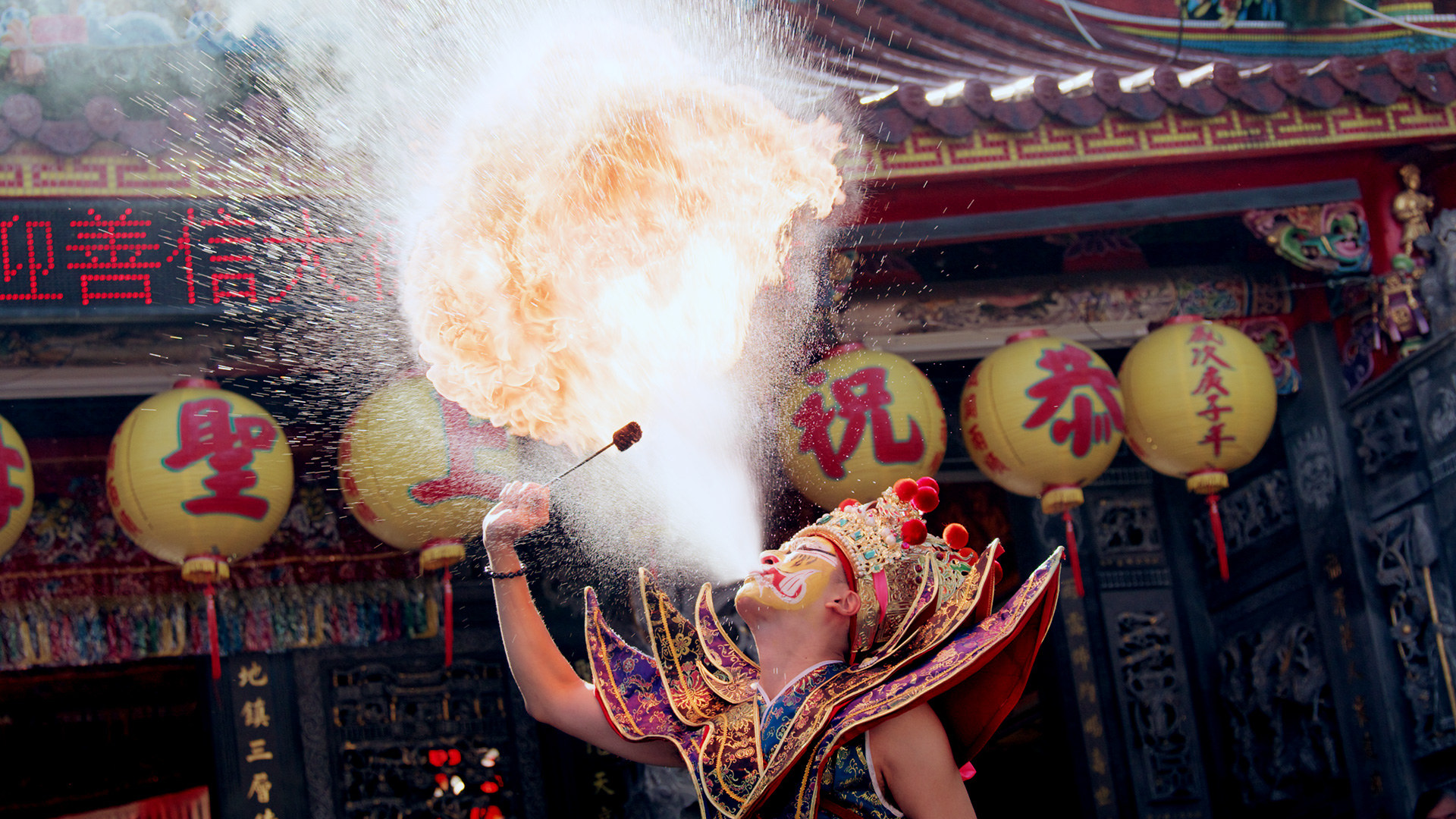 黃新皓為戲學噴火。（東森提供）