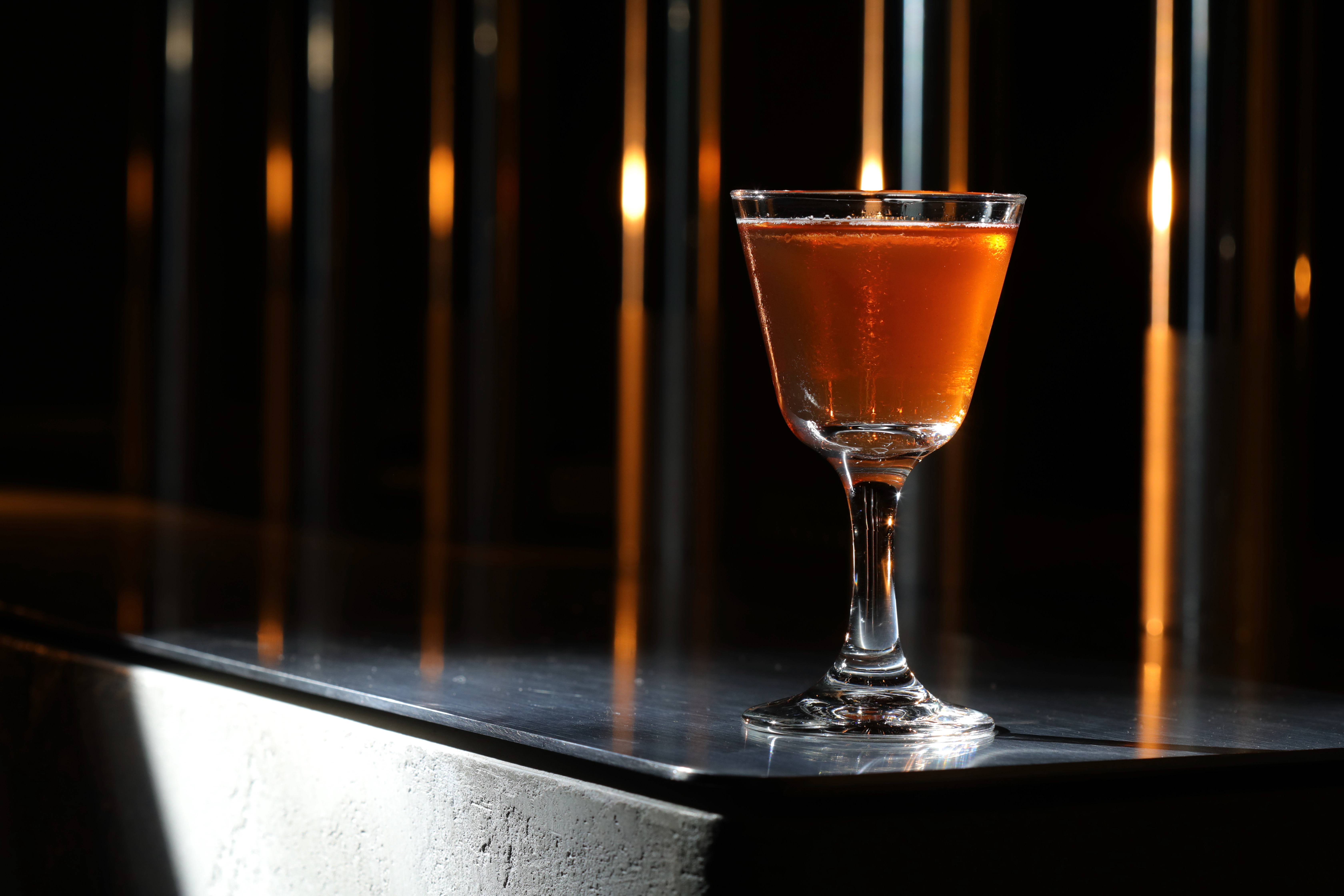 1號「Mar-Tea-Nez」用蘭姆酒浸泡包種茶，有深色水果、老家具沙發的木質調。（300元／杯）